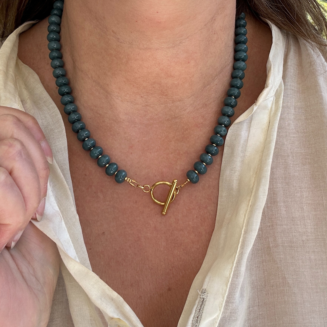 Koel en sereen als een mistige ochtend in IJsland.
De Iceland Mist ketting is gemaakt van jade kralen in een elegante donkerblauw/grijs tint. Deze kleur straalt rust, balans en verfijning uit – perfect voor wie houdt van subtiele luxe met een moderne twist.