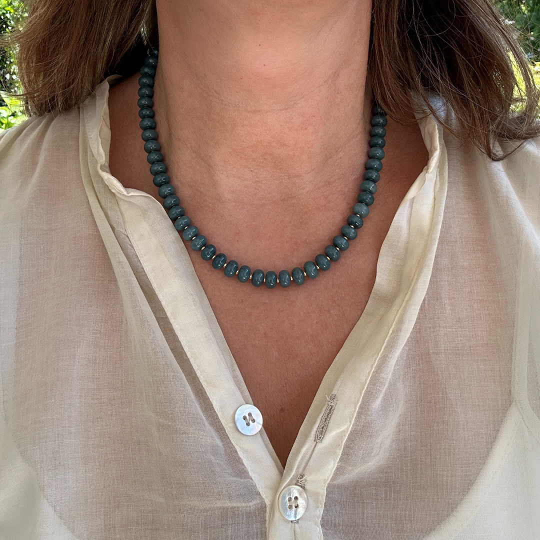 Koel en sereen als een mistige ochtend in IJsland.
De Iceland Mist ketting is gemaakt van jade kralen in een elegante donkerblauw/grijs. Deze kleur straalt rust, balans en verfijning uit – perfect voor wie houdt van subtiele luxe met een moderne twist.