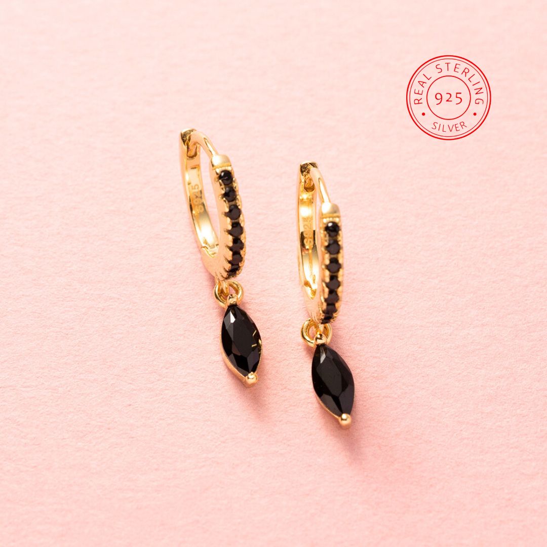 elegante en verfijnde zirkonia oorbellen zijn vervaardigd van 925 sterling zilver en voorzien van een subtiele zwarte horse eye steen. Het kleine, tijdloze ontwerp maakt deze oorbellen perfect voor een klassieke, ingetogen look die bij elke outfit past