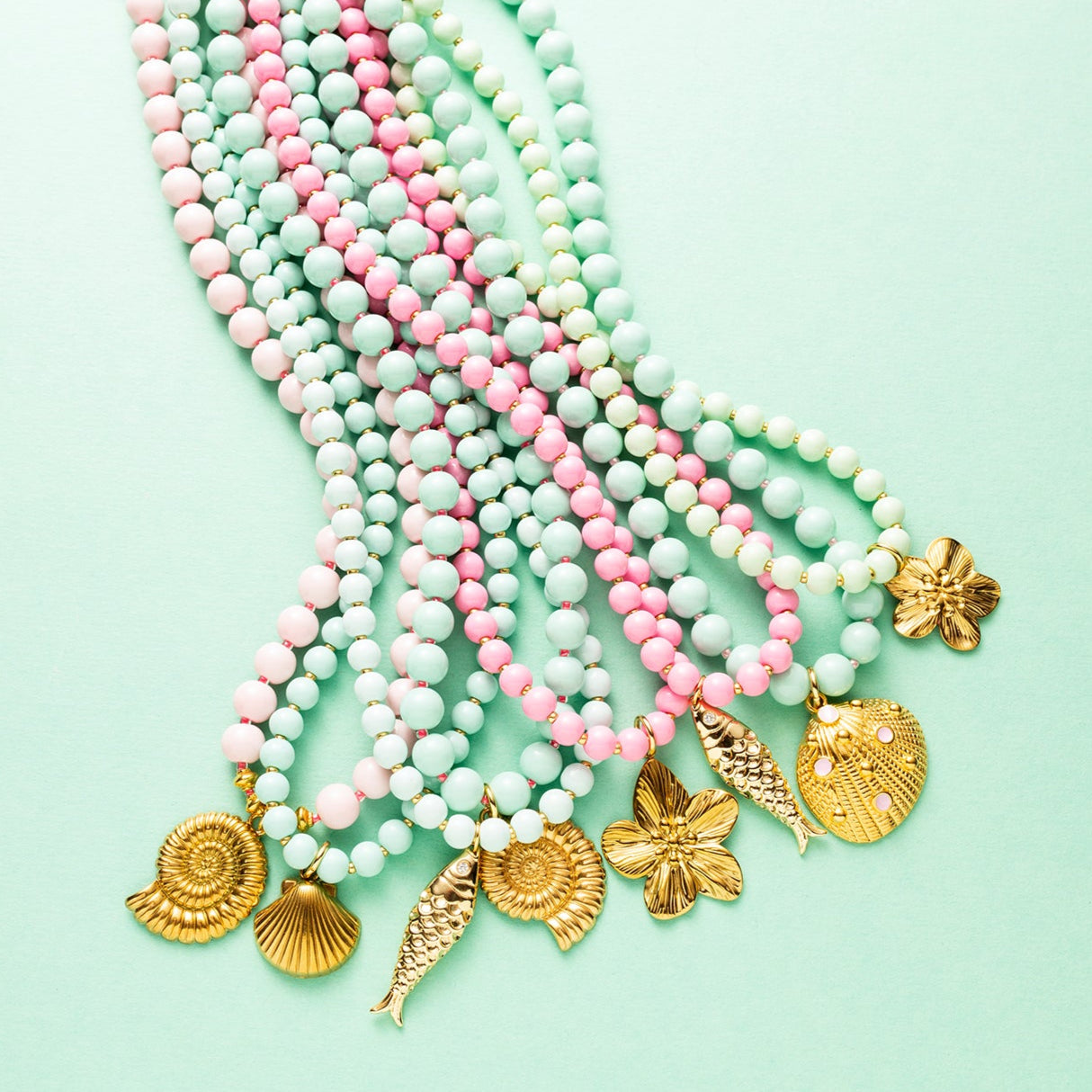 Turquoise Kralenketting: Breng de zomer tot leven met onze;Sea Sparkle Collection – een reeks handgemaakte kralenkettingen vol kleur, speelsheid en zee-inspiratie. Elke ketting is uniek en samengesteld met glaskralen in vrolijke tinten, afgewerkt met zomerse bedels zoals schelpen, bloemen en vissen. Of je nu houdt van zachtroze charme of een frisse turquoise uitstraling, er is altijd een variant die bij jouw zomerse vibe past.