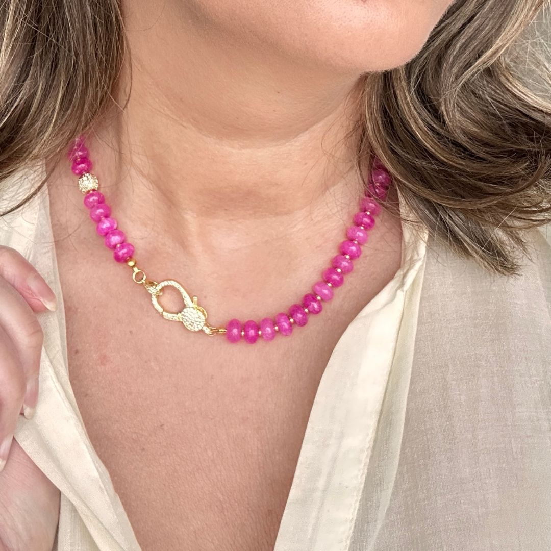 Eternal Jade Glow is een tijdloze natuursteen ketting die elegantie en kracht op een verfijnde manier samenbrengt. De ketting is gemaakt van jade en wordt afgewerkt met een opvallend groot zirkonia slot dat bewust aan de voorkant wordt gedragen. Dit detail geeft de ketting een luxe uitstraling en maakt haar tot een subtiel statement.
Dankzij het evenwichtige ontwerp is deze ketting moeiteloos te combineren. Draag haar op een blouse voor een verzorgde, professionele look of over een trui voor een stijlvolle