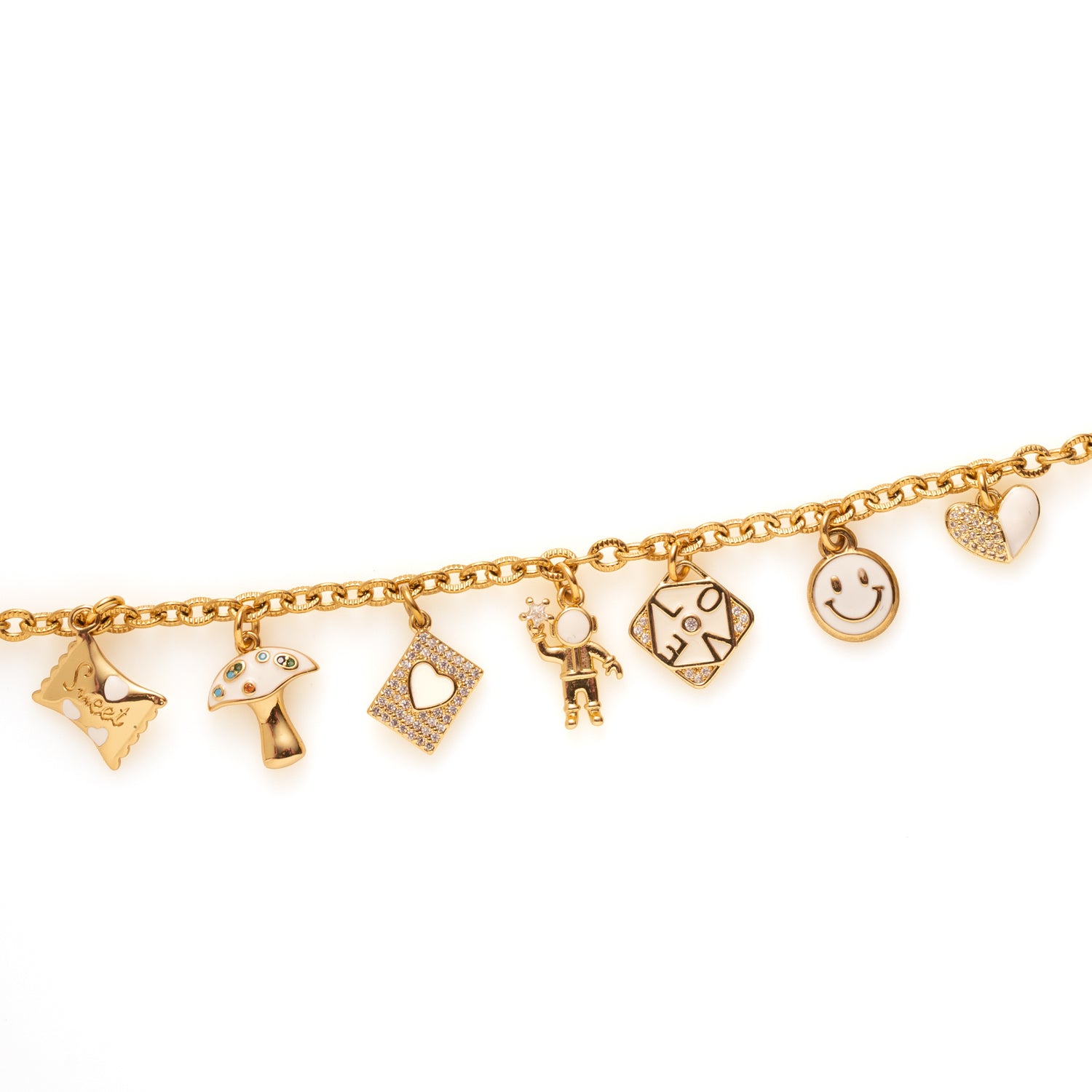 Ontdek Sweet Galaxy Tales, een betoverende bedelarmband die jouw dagelijkse look verandert in een vrolijk mini-avontuur. Deze gouden armband is verrijkt met speelse witte bedels: een schattig snoepzakje, een magische paddenstoel, een mini-boekje met hartje, een dromerig astronautje, een LOVE-charm, een stralende smiley en een klassiek hartje.
Elke bedel vertelt zijn eigen verhaal—van zoete herinneringen tot kosmische dromen—en samen vormen ze een armband die nét zo uniek is als jij.