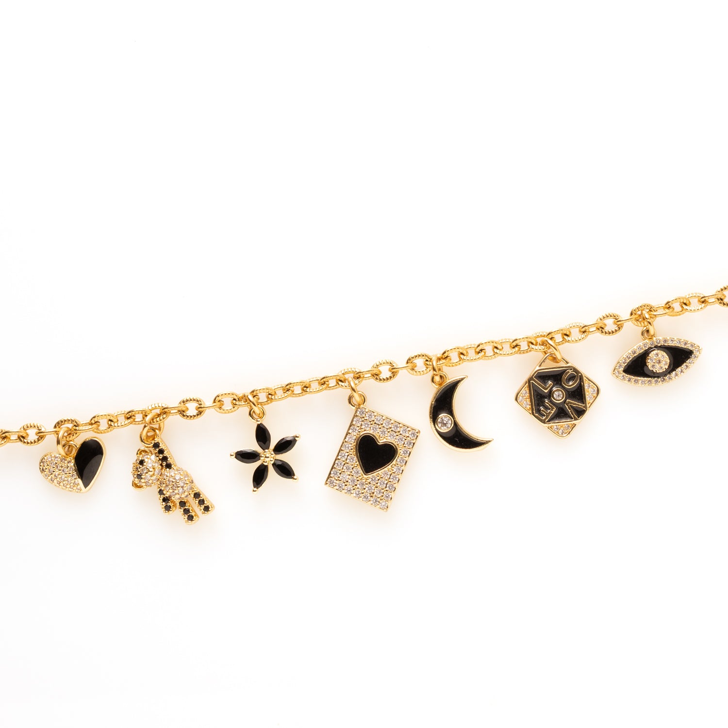 Charmful Affections is een armband die warmte, speelsheid en betekenis samenbrengt in één elegant ontwerp. Deze schitterende bedelarmband is afgewerkt in goud en versierd met fijne zwarte bedels die elk hun eigen verhaal vertellen: een hartje voor liefde, een schattig beertje voor zachtheid, een bloem als symbool voor groei, een mini-boekje voor jouw persoonlijke verhalen, een maantje voor dromen, een LOVE-charm voor positiviteit en een beschermend oogje voor een vleugje mystiek.
De combinatie van goud met