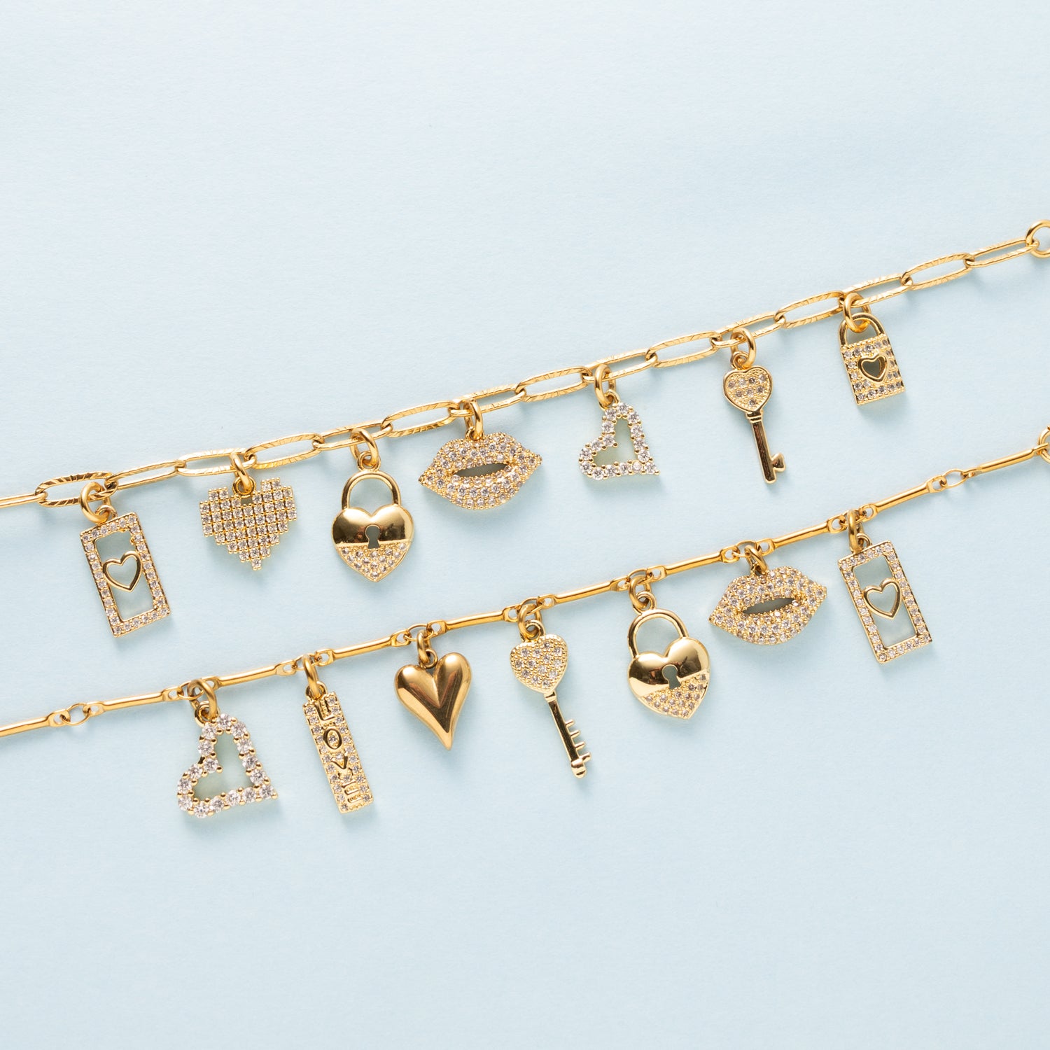 Ontdek de Whispers of Love armband, een verfijnde bedelarmband vol betekenis. De zorgvuldig gekozen bedels – van hartjes en lipjes tot een sierlijke sleutel – maken dit sieraad tot een prachtige mix van elegantie en speelsheid. Deze armband is perfect om cadeau te geven aan iemand die je liefhebt of als bijzondere toevoeging aan je eigen sieradencollectie.