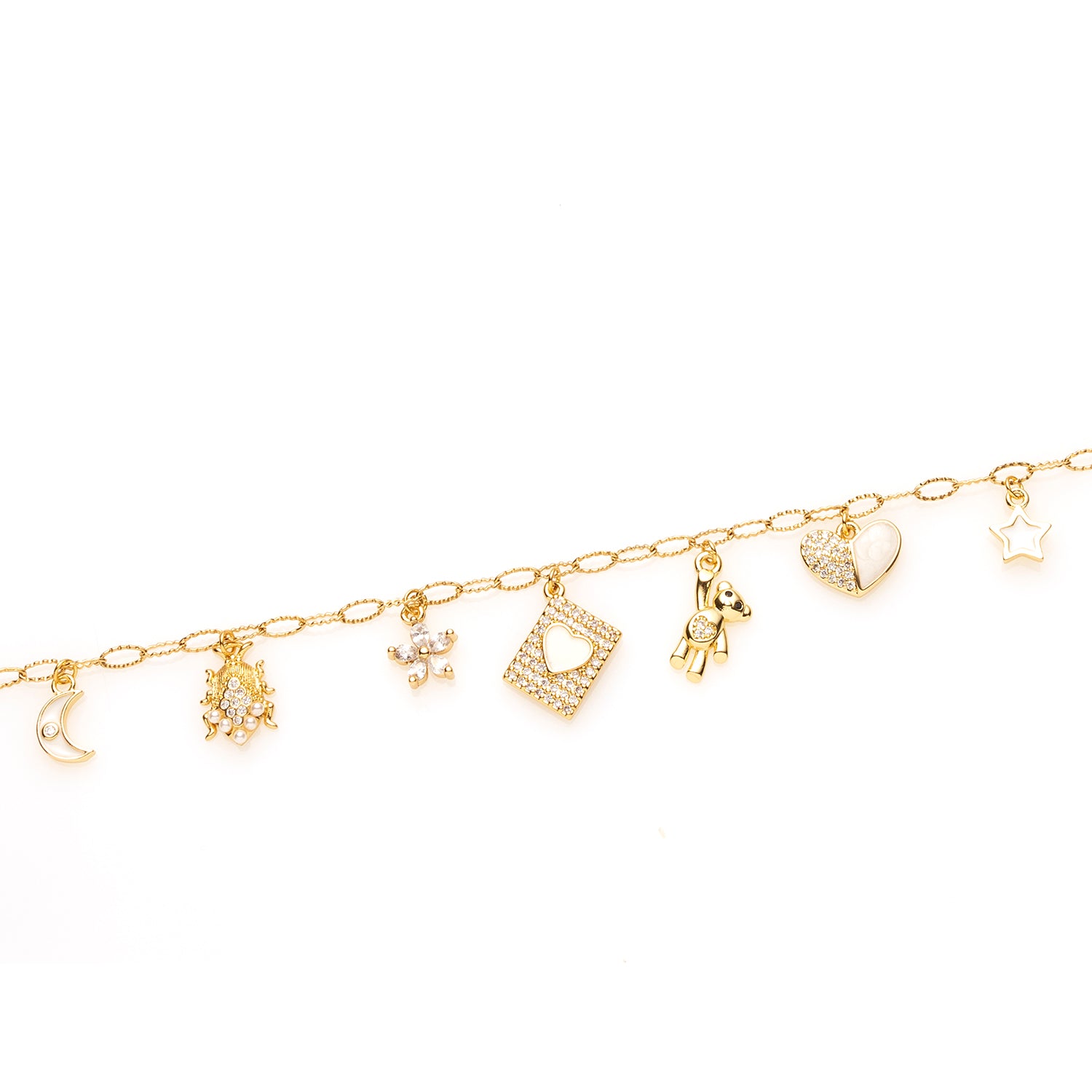 Droom weg met Sweet Dreams, een betoverende bedelarmband waarin speelsheid, symboliek en elegantie samenkomen. Deze gouden armband is versierd met fijne witte bedels die elk hun eigen verhaal vertellen: een maantje voor nachtelijke dromen, een kever als geluksbrenger, een bloem als symbool voor groei, een mini-boekje voor jouw mooiste herinneringen, een schattig beertje voor zachtheid, een hartje voor liefde en een ster die staat voor hoop en licht.