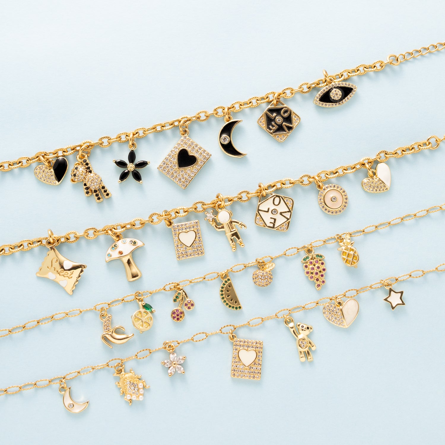 Droom weg met Sweet Dreams, een betoverende bedelarmband waarin speelsheid, symboliek en elegantie samenkomen. Deze gouden armband is versierd met fijne witte bedels die elk hun eigen verhaal vertellen: een maantje voor nachtelijke dromen, een kever als geluksbrenger, een bloem als symbool voor groei, een mini-boekje voor jouw mooiste herinneringen, een schattig beertje voor zachtheid, een hartje voor liefde en een ster die staat voor hoop en licht.