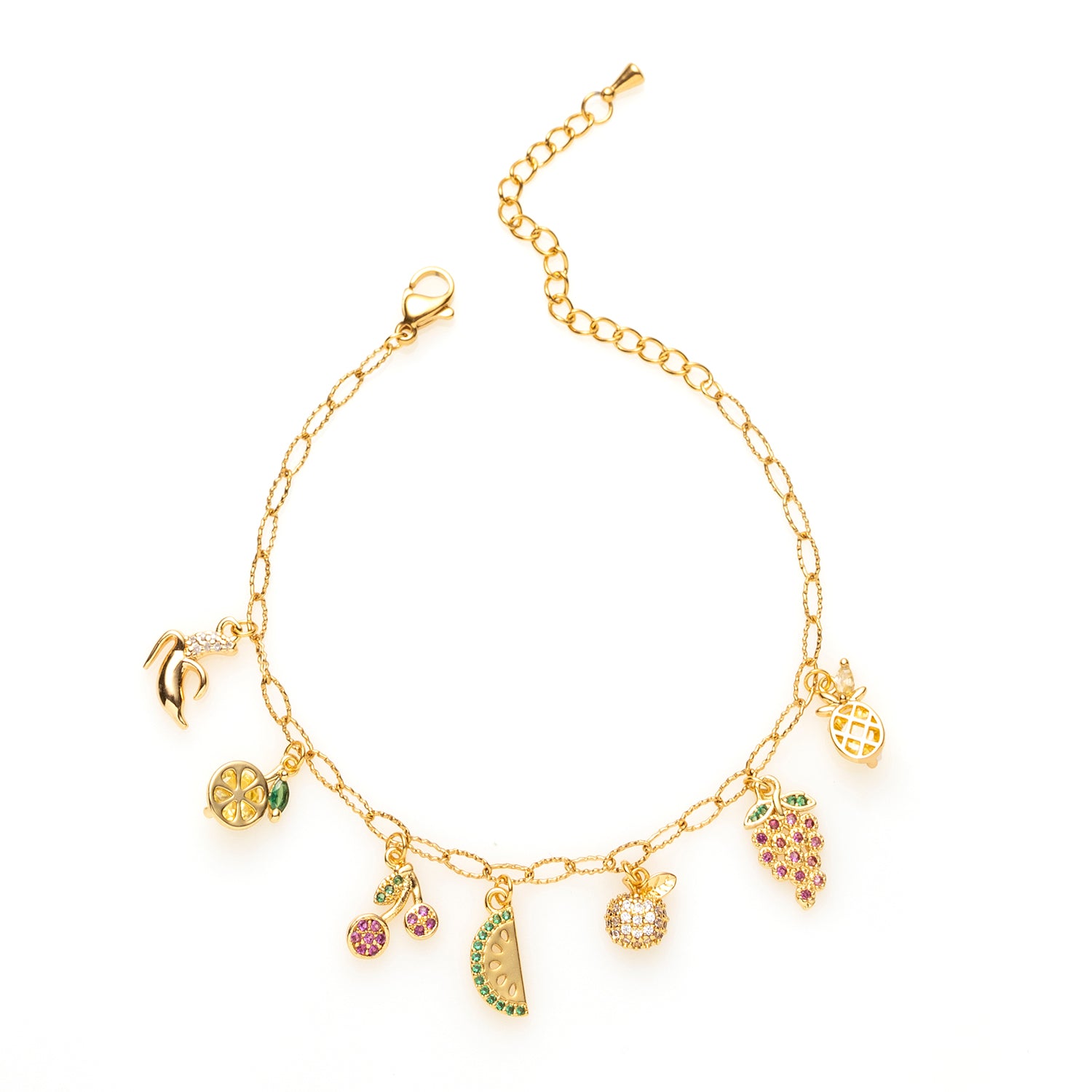 Stap in een kleurrijke, sappige wereld met deze speelse bedelarmband vol fruitige charme. Deze fijne, elegante armband is versierd met zeven zorgvuldig geselecteerde zirkonia bedels in de vorm van een banaan, citroen, kers, meloen, appel, druiven en ananas. Elk bedeltje heeft zijn eigen karakter — van zoet tot fris en een tikkeltje zuur — en samen vormen ze een vrolijke mix die je pols laat sprankelen.