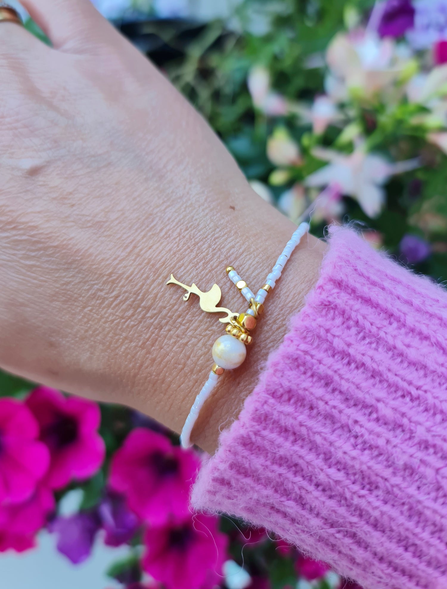 Een subtiele touch van verfijning! Dit delicate armbandje is gemaakt van hoogwaardige witte Toho-kralen, die zorgen voor een tijdloze en minimalistische uitstraling. De fijne kraaltjes reflecteren het licht op een subtiele manier, waardoor het armbandje zowel ingetogen als elegant is. Het schattige flamingo-bedeltje voegt een speels accent toe en brengt een vleugje zomer en vrolijkheid met zich mee.