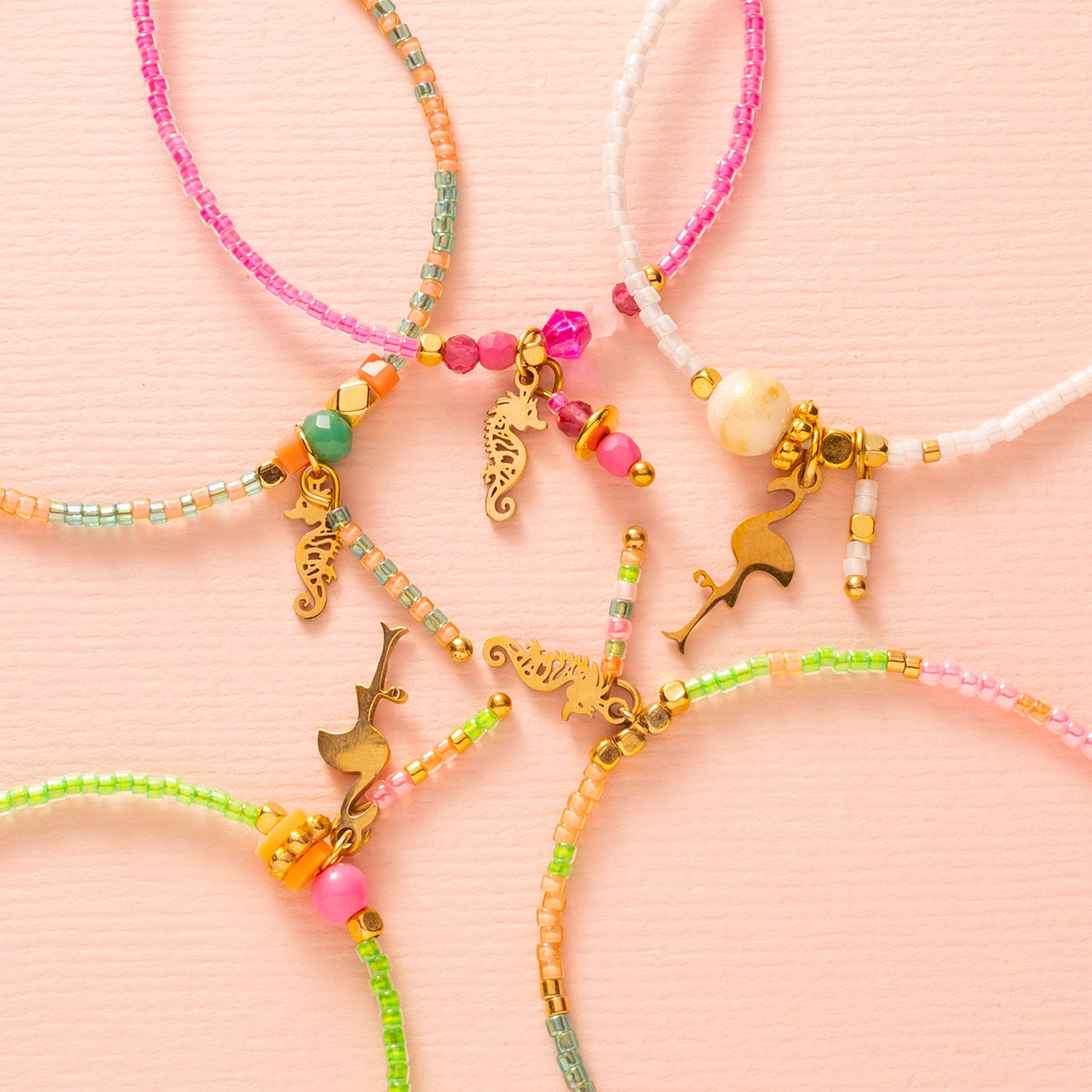 Een subtiele touch van verfijning! Dit delicate armbandje is gemaakt van hoogwaardige witte Toho-kralen, die zorgen voor een tijdloze en minimalistische uitstraling. De fijne kraaltjes reflecteren het licht op een subtiele manier, waardoor het armbandje zowel ingetogen als elegant is. Het schattige flamingo-bedeltje voegt een speels accent toe en brengt een vleugje zomer en vrolijkheid met zich mee.