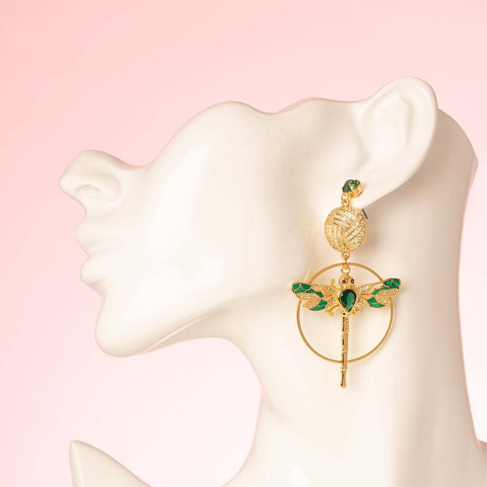 Asymmetrische Statement Oorbellen met Swarovski Oorstekers in de kleur groen. Met een grote zirkonia libelle in de kleur groen. Aan de andere oorbel verschillende zirkonia&
