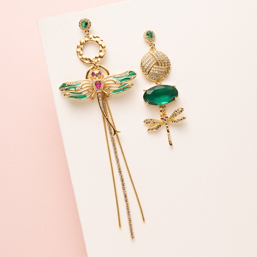 Asymmetrische Statement Oorbellen met Zirkonia groen oorstekers. Een grote groen libelle met fucsia en aan de andere kant een mooie groen steen van crystal glas en een gekleurde zirkonia libelle