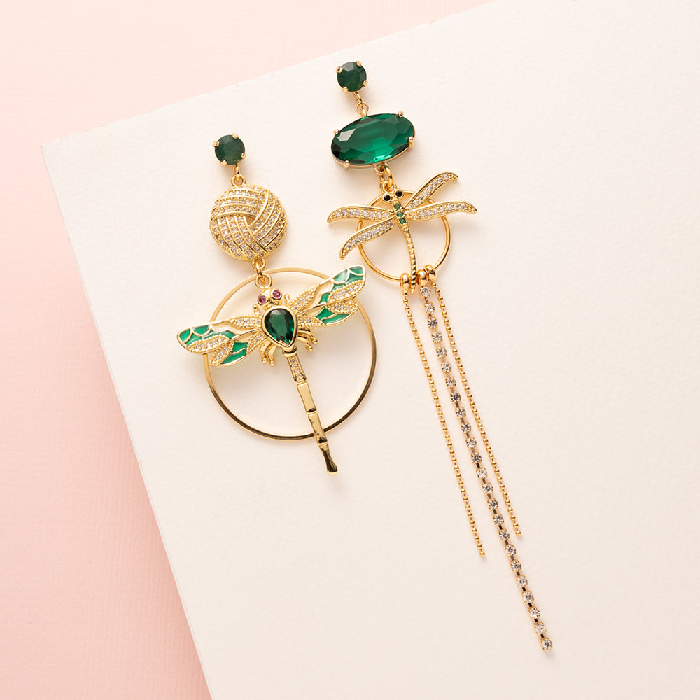 Asymmetrische Statement Oorbellen met Swarovski Oorstekers in de kleur groen. Met een grote zirkonia libelle in de kleur groen. Aan de andere oorbel verschillende zirkonia&