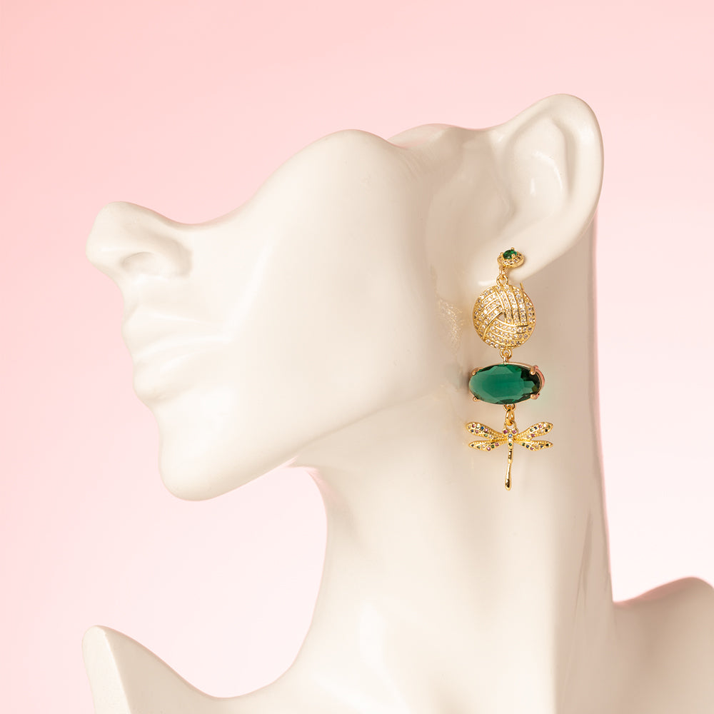 Asymmetrische Statement Oorbellen met Zirkonia groen oorstekers. Een grote groen libelle met fucsia en aan de andere kant een mooie groen steen van crystal glas en een gekleurde zirkonia libelle