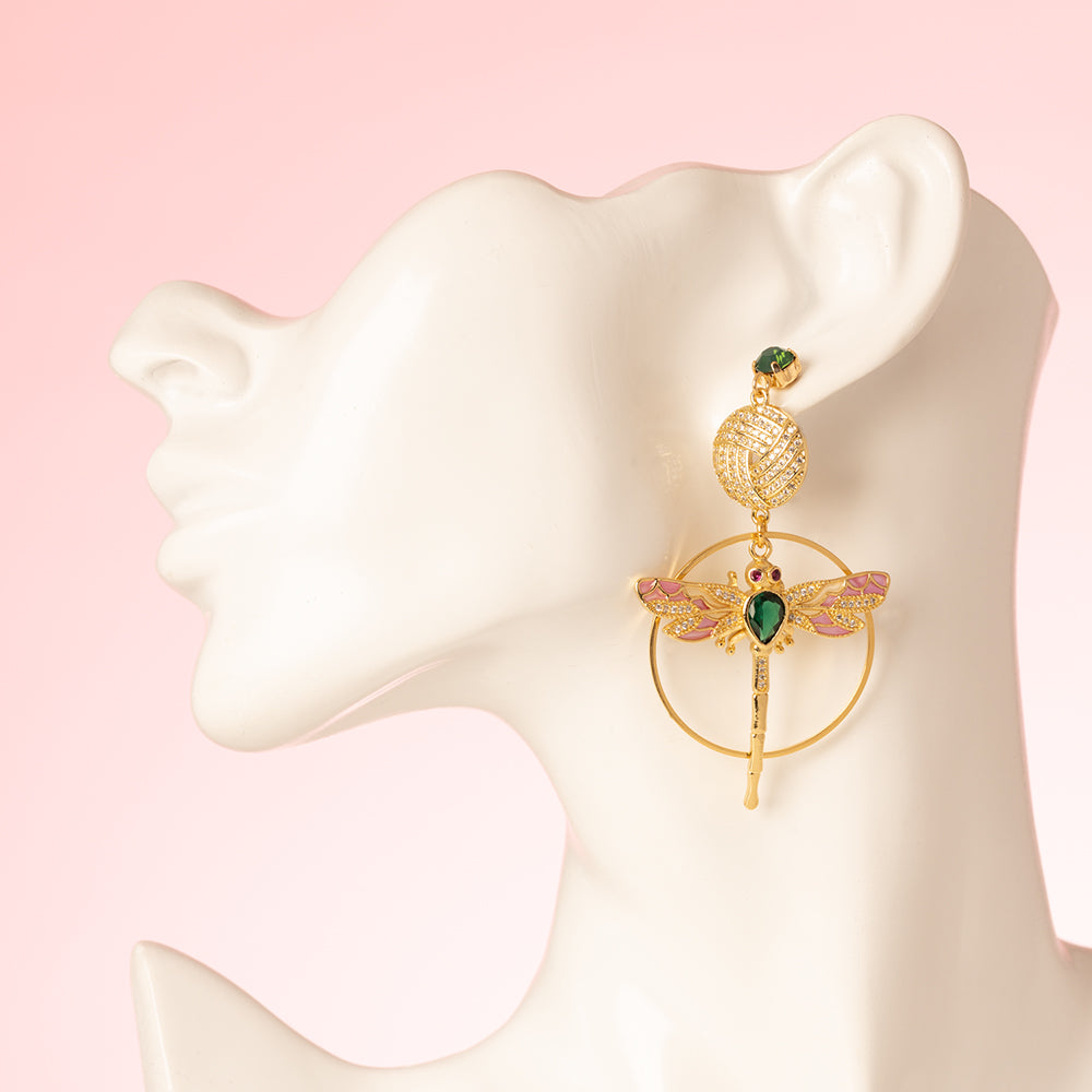 Asymmetrische Statement Oorbellen met Swarovski Oorstekers. Met een Grote Zirkonia Libelle en een kleine zirkonia libelle in de kleuren groen, goud en roze.