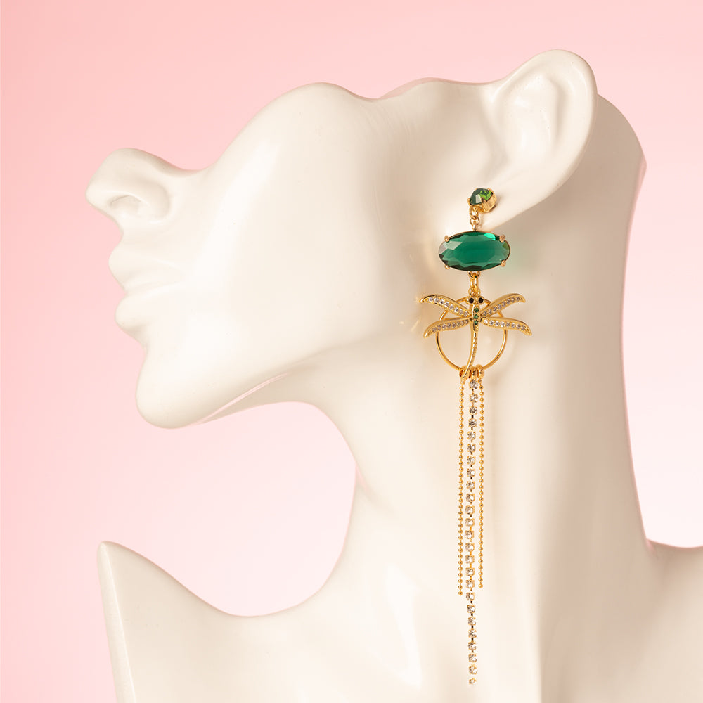Asymmetrische Statement Oorbellen met Swarovski Oorstekers. Met een Grote Zirkonia Libelle en een kleine zirkonia libelle in de kleuren groen, goud en roze.