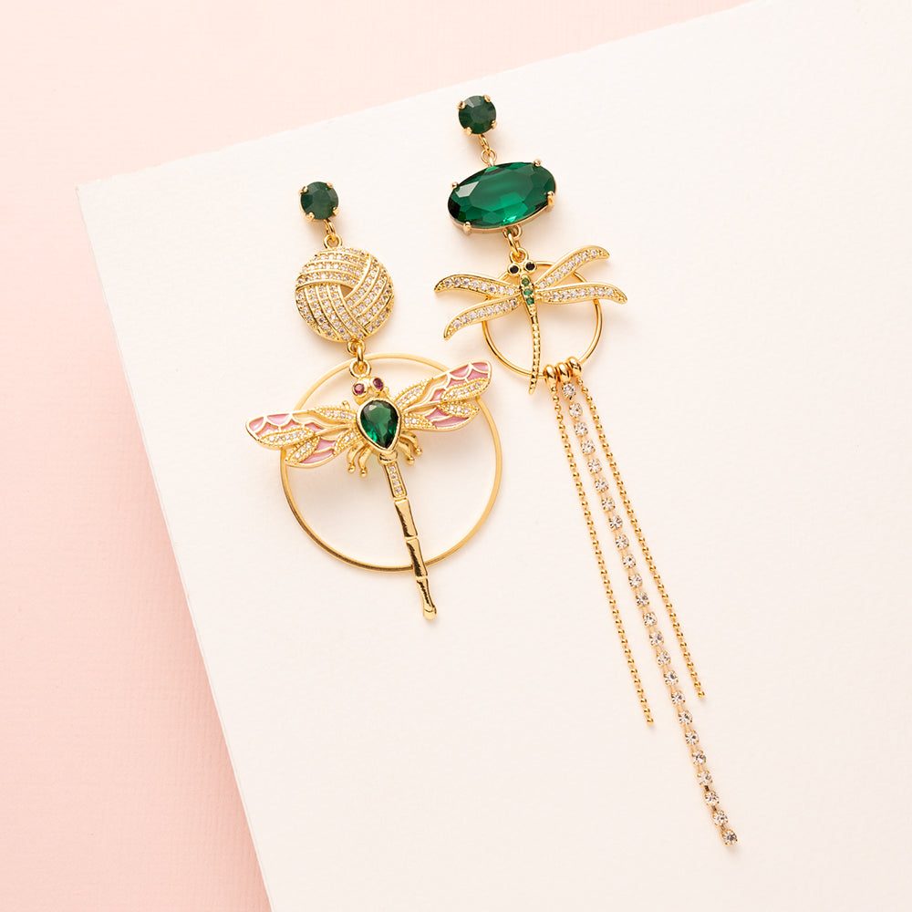 Asymmetrische Statement Oorbellen met Swarovski Oorstekers. Met een Grote Zirkonia Libelle en een kleine zirkonia libelle in de kleuren groen, goud en roze.