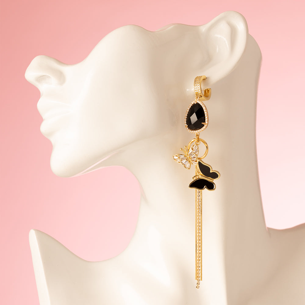 Gouden Zirkonia Oorbellen. Asymmetrische met bloem in zwart.