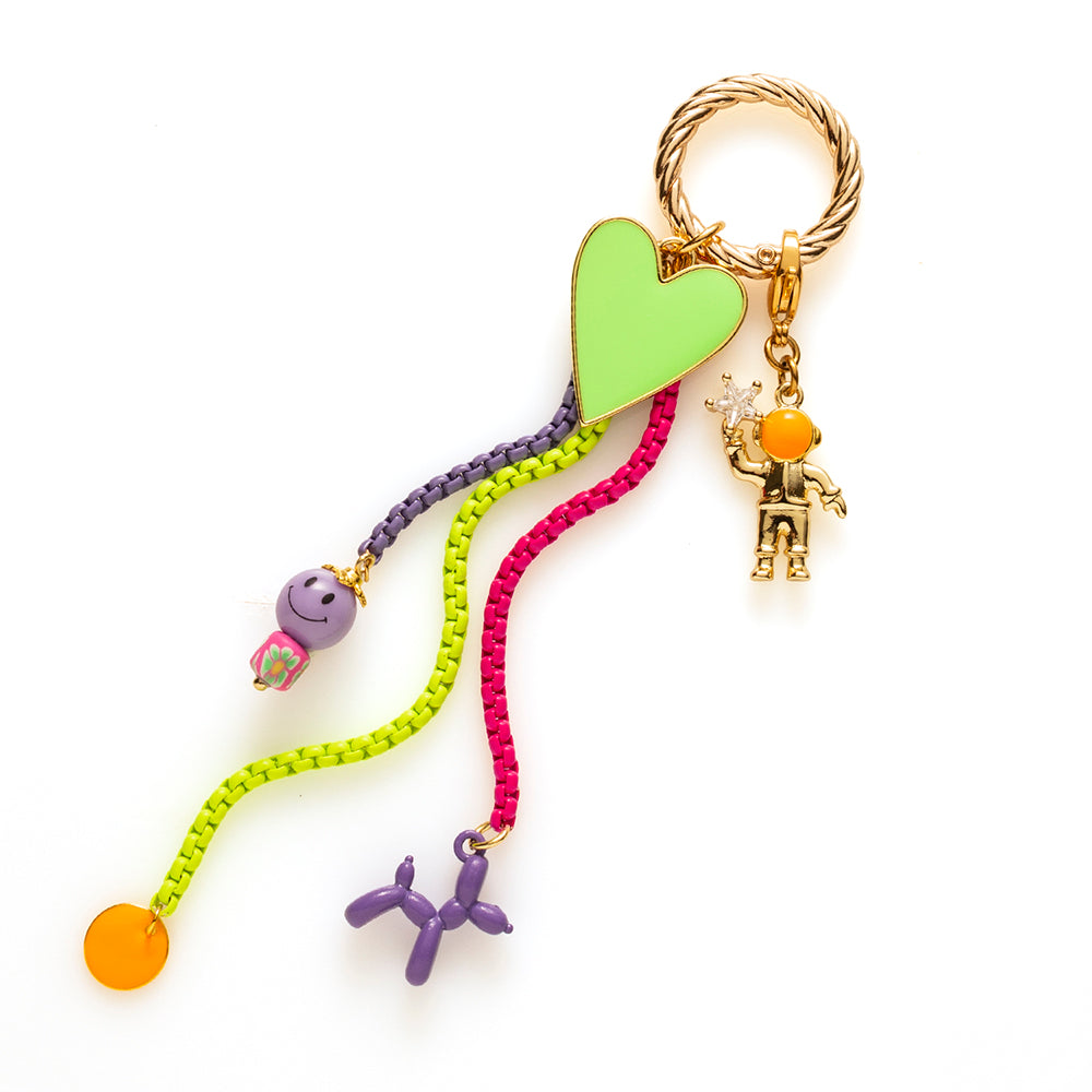 Geef je tas een eigenzinnige upgrade met deze opvallende bag charm, dé trend van dit moment waar je niet omheen kunt. Met een groot gekleurd hart, een smiley, Balloon Dog en een schattig astronautje straalt deze charm pure fun en persoonlijkheid uit.
Je klikt ‘m in een handomdraai aan je tas, rugzak of sleutelbos. Perfect om jouw look nét dat beetje extra te geven. De kleurrijke combinatie en eigenzinnige details zorgen voor een instant happiness-gevoel, elke keer als je ‘m ziet bungelen.