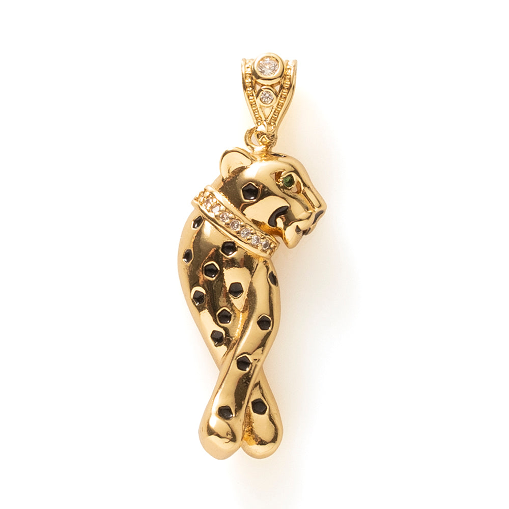 Leopard Deluxe is een krachtige statement bedel met een luxe uitstraling. Het elegante luipaarddesign staat symbool voor lef, stijl en zelfvertrouwen. De fijne afwerking en subtiele details geven deze bedel een chique look die direct opvalt zonder te overdrijven.
Perfect om je ketting een persoonlijke en opvallende touch te geven. Draag ‘m solo als eyecatcher of combineer met andere bedels voor een unieke, gelaagde stijl.