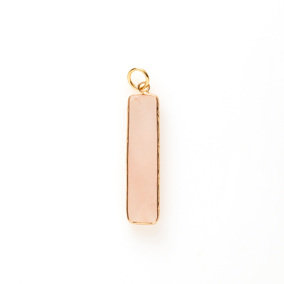 Deze elegante rechthoekige bedel met rozenkwarts straalt zachtheid en verfijning uit. De subtiele, lichtroze natuursteen staat bekend als de steen van liefde en harmonie, en geeft jouw sieraden een warme, vrouwelijke touch.
De strakke, moderne vorm zorgt voor een stijlvolle balans tussen minimalistisch en luxe, waardoor deze bedel moeiteloos te combineren is met andere charms of juist prachtig op zichzelf gedragen kan worden.