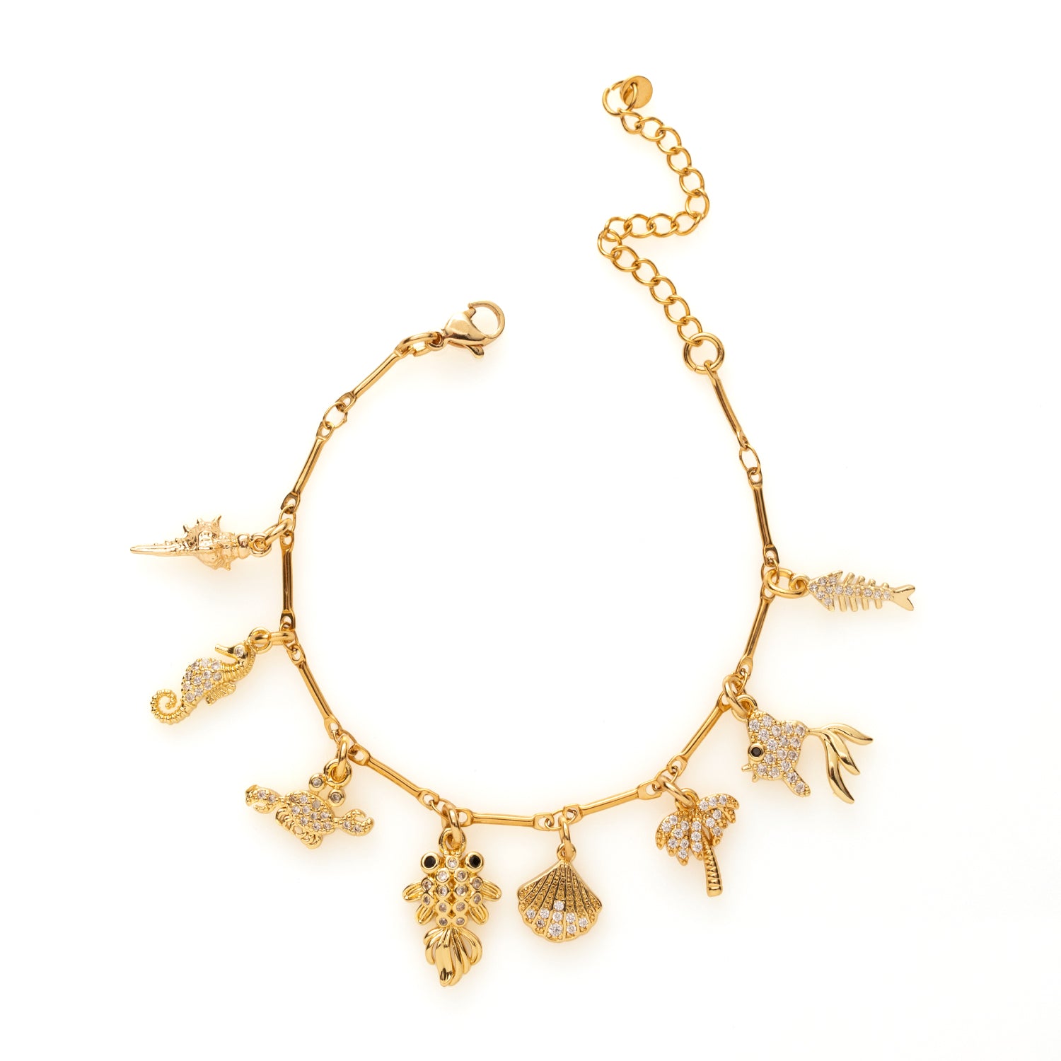 Duik in de zomer met Aqua Adventures! Deze goudkleurige bedelarmband barst van de beach vibes met charmante visjes, een zeepaardje, palmboom een vrolijke krab en schelpjes. Sprankelende zirkonia steentjes maken het een echte eyecatcher. Perfect voor de avontuurlijke beach babe!