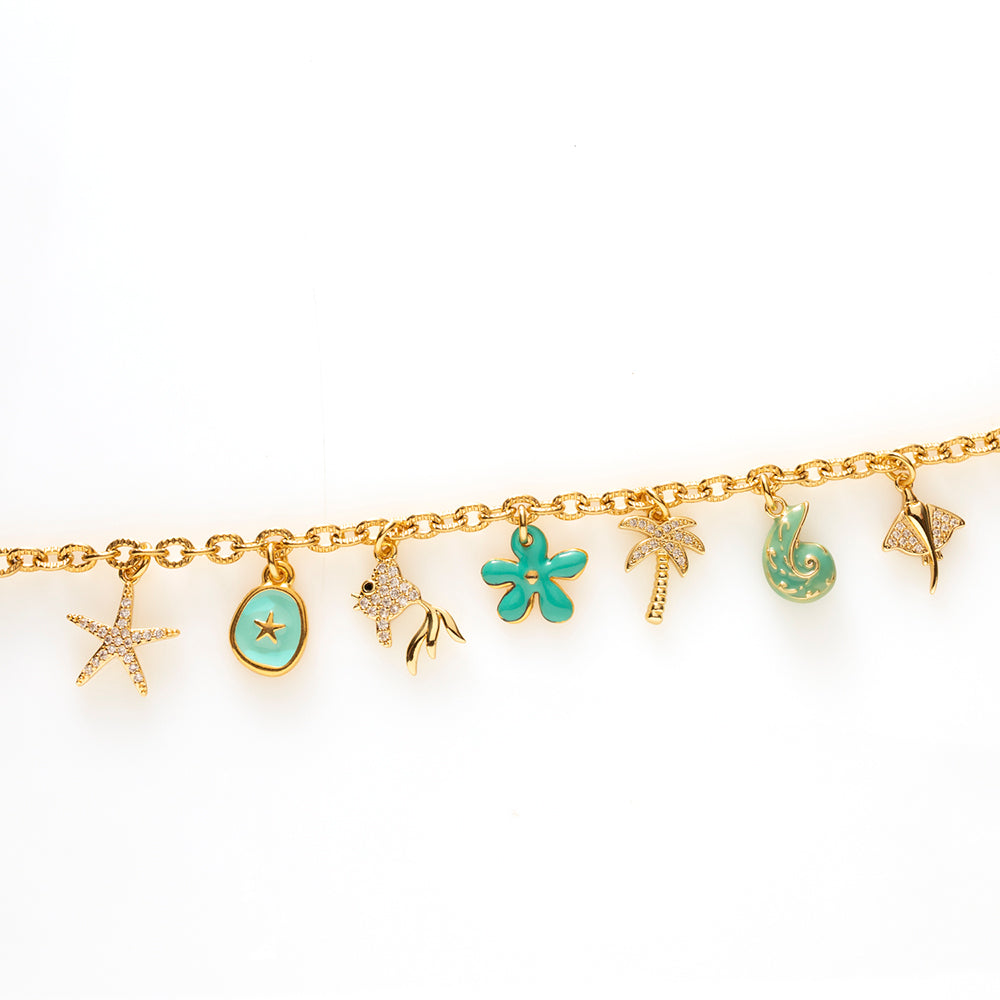 De glamour van de kust, gevangen in één armband. Riviera Tide straalt elegantie uit met speelse maritieme details die doen denken aan lange strandwandelingen en stijlvolle beach clubs. Draag hem solo voor een verfijnde look of combineer hem met andere armbanden voor een trendy, zomerse uitstraling. Een klein vakantiegevoel om elke dag te dragen.