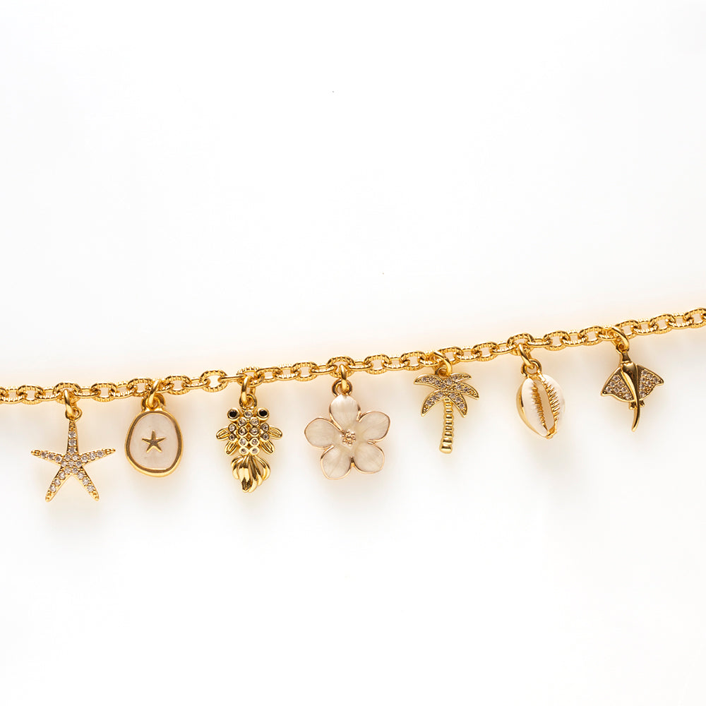 Geïnspireerd door de rust en schoonheid van de oceaan. Ocean Muse brengt verfijnde charme samen met speelse details, waardoor deze bedelarmband zowel stijlvol als verrassend is. Een subtiele eyecatcher die je outfit direct een frisse, zomerse uitstraling geeft.