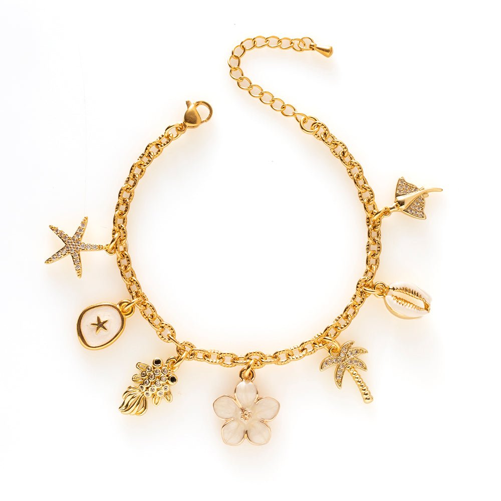 Geïnspireerd door de rust en schoonheid van de oceaan. Ocean Muse brengt verfijnde charme samen met speelse details, waardoor deze bedelarmband zowel stijlvol als verrassend is. Een subtiele eyecatcher die je outfit direct een frisse, zomerse uitstraling geeft.