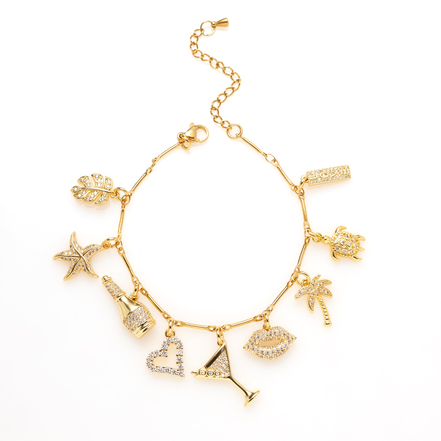 Bedelarmband goud, rvs stainless steel, 15 cm. De armband is rijkelijk versierd met sprankelende zirkonia bedels in de vorm van een palmblad, zeester, champagnefles, hartje, cocktailglas, lipjes, palmboom, schildpad én het woordje love. Elke bedel vertelt een verhaal – van zwoele strandkussen tot bruisende zomeravonden met een glas bubbels in je hand.