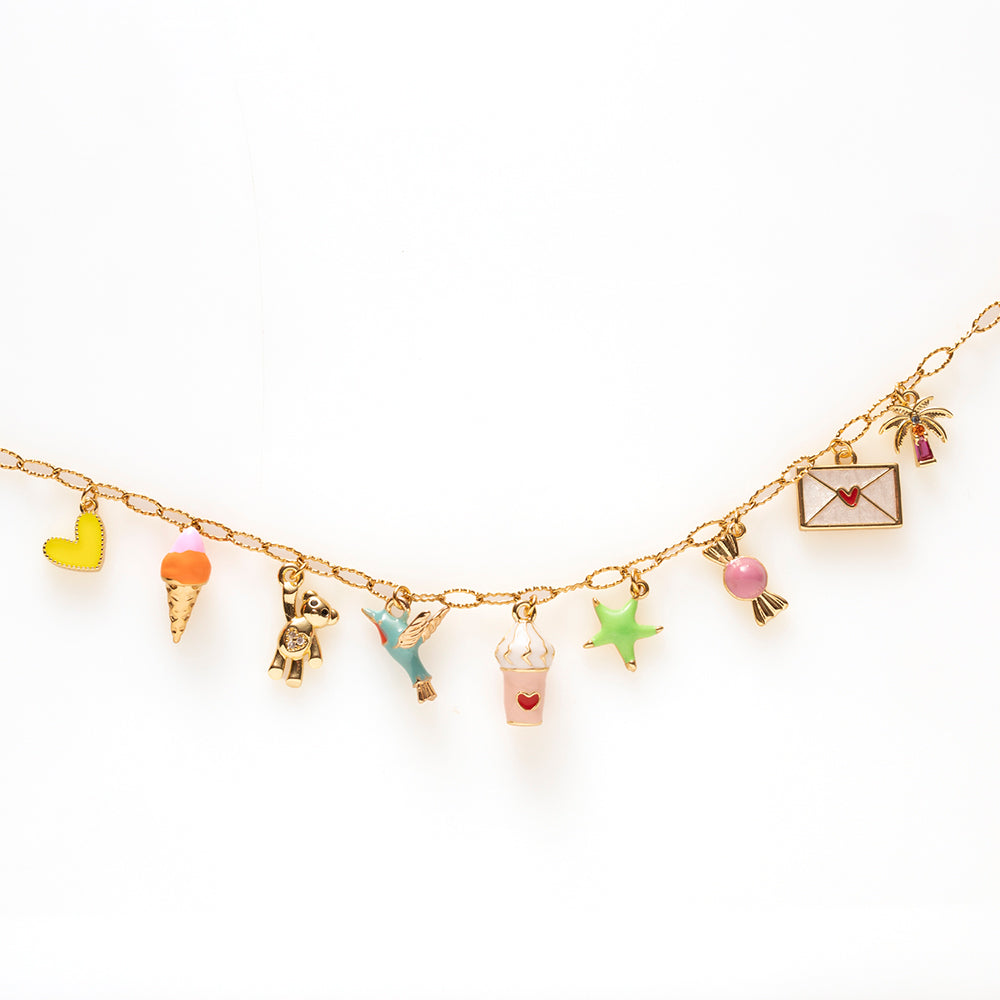 Sunset Shore is een ode aan de mooiste zomermomenten. Van een verkoelend ijsje en een wuivende palmboom tot een lief hartje, een schattig beertje en een sierlijke kolibrie. Iedere bedel vertelt een klein vakantieverhaal. De speelse details geven deze bedelarmband een unieke charme, terwijl de elegante afwerking zorgt voor een luxe uitstraling. Een vrolijk sieraad dat je telkens weer laat terugdenken aan zonnige dagen, lange zomeravonden en onvergetelijke herinneringen.