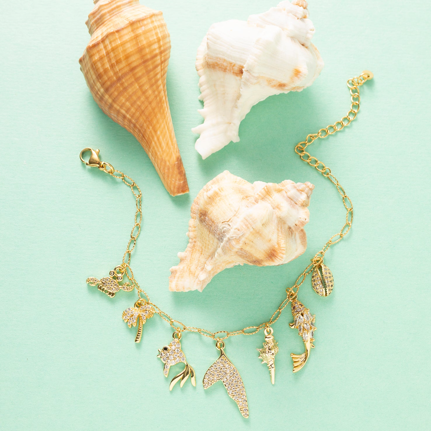 Laat je meevoeren naar zonovergoten stranden met deze speelse armband vol zomerse bedels zoals schelpjes, visjes, een krab, palmboom en walvisstaart. Perfect om je outfit een vrolijke, kustachtige touch te geven. Draag de zomer altijd bij je – onweerstaanbaar, stijlvol en helemaal jij!