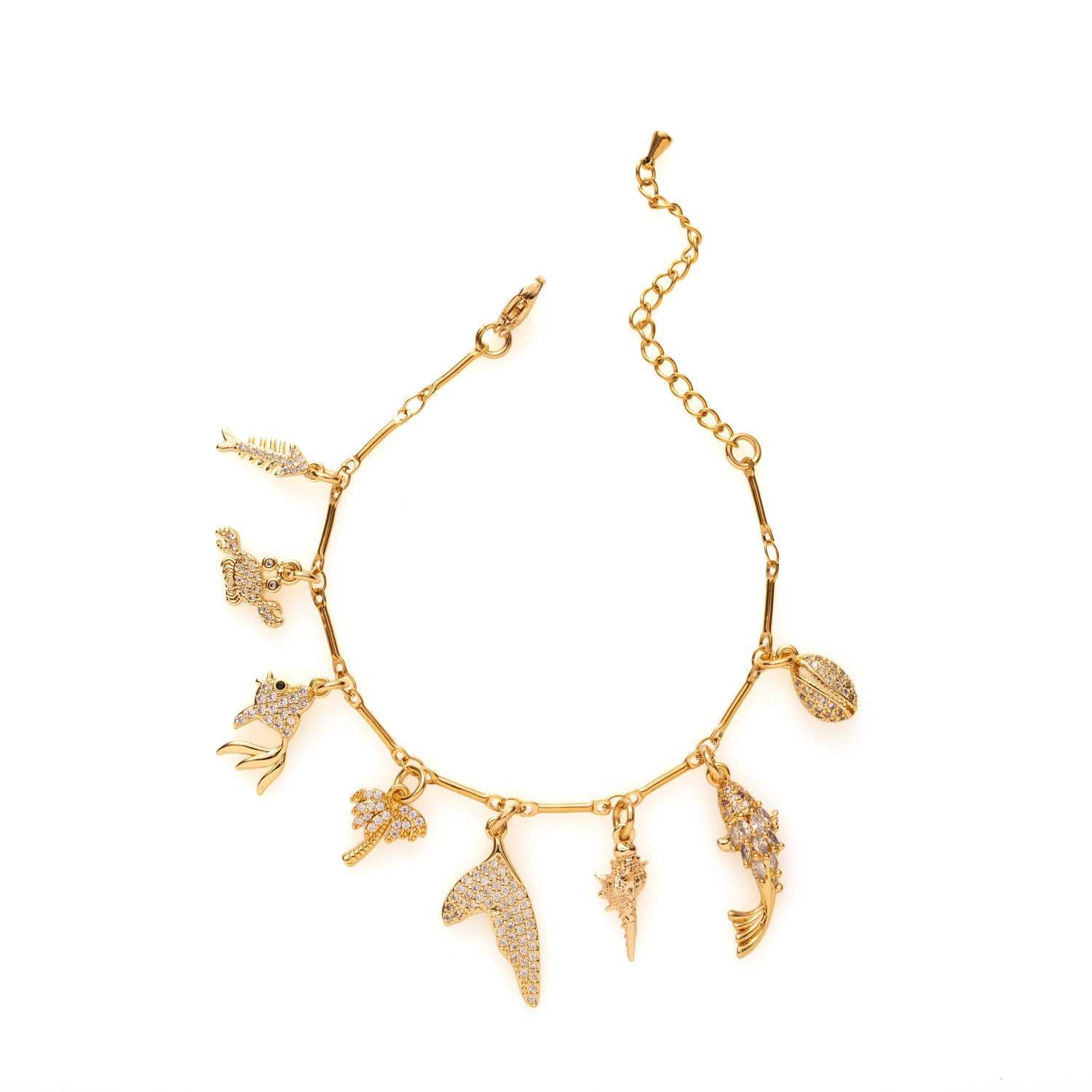 Ocean Escape is jouw ticket naar tropische vibes en zilte zeelucht. Deze goudkleurige bedelarmband met krab, visje, walvisstaart, palmboom en schelpjes laat je dromen van zon, zee en avontuur. De zirkonia details zorgen voor een sprankelend accent — klaar om jouw zomerlook te laten stralen.