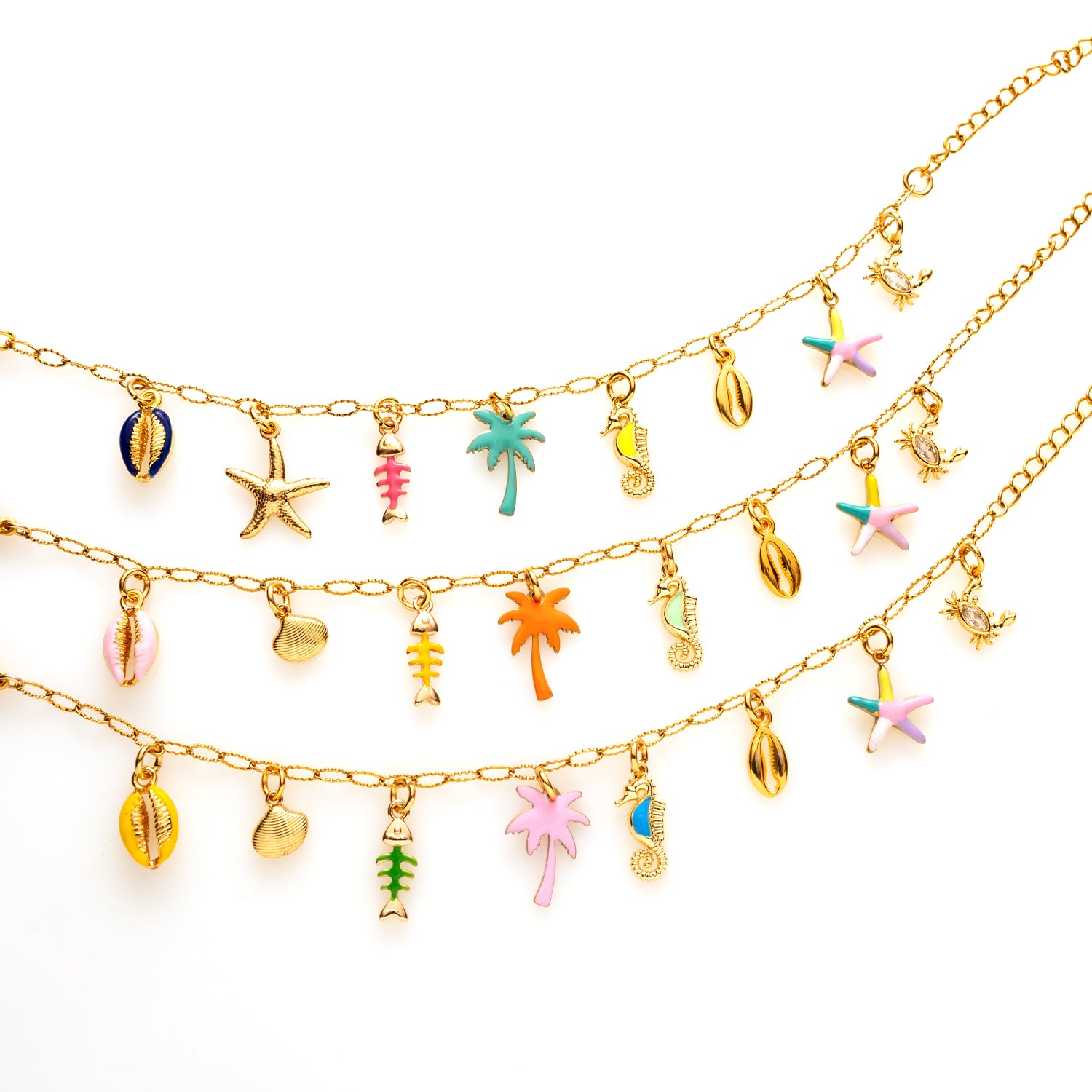 Beachy Bliss is een explosie van zomerse vrolijkheid! Deze goudkleurige bedelarmband combineert kleurrijke accenten in roze, geel, groen en blauw met tropische bedels zoals een palmboom, zeepaardje, visgraat, krab en schelpjes. Perfect voor iedereen die graag opvalt en van kleur houdt!