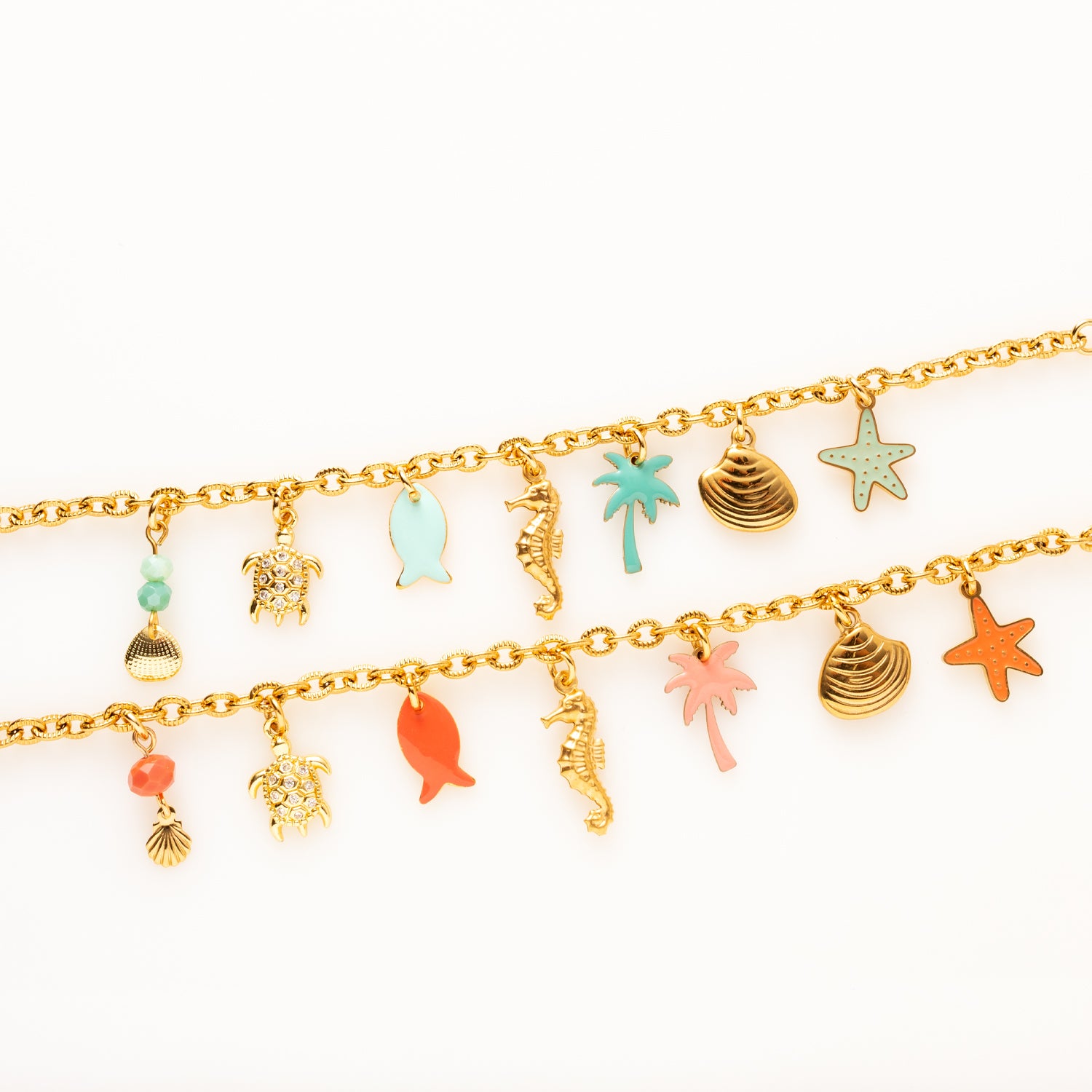 Laat je meevoeren naar zonnige stranden en zwoele zomeravonden met de Seaside Glow bedelarmband. Deze opvallende armband is versierd met speelse bedels in goud- en koraaltinten, waaronder een schelpje, schildpad, visje, zeepaardje, palmboom, schelp en zeester. Elk bedeltje vertelt zijn eigen verhaal en samen vormen ze een charmant eerbetoon aan de zee.