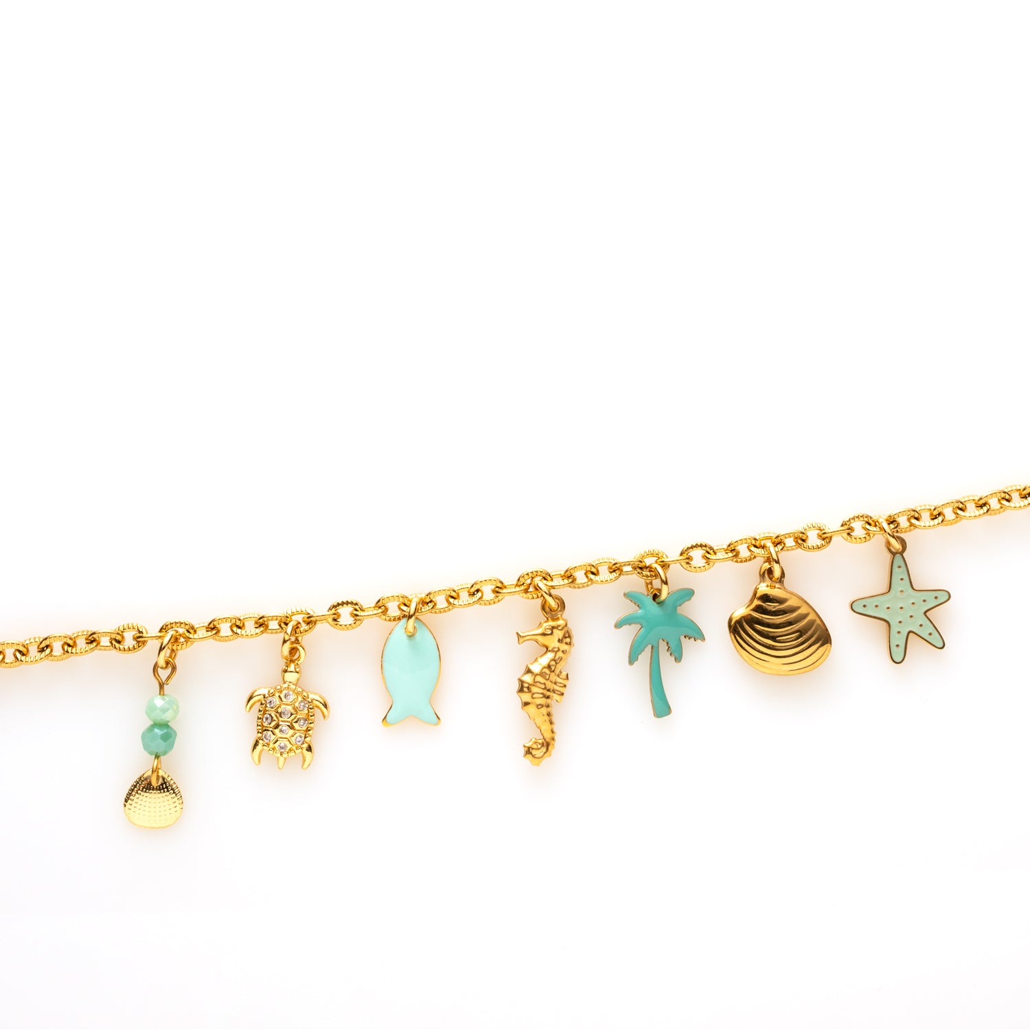 Droom weg naar zonovergoten stranden met Ocean Treasures, een betoverende bedelarmband vol zomerse charme. Deze gouden armband is rijkelijk versierd met speelse zee-bedels zoals een schildpad, zeepaardje, visje, palmboom, schelp en zeester — elk met fijne details in turquoise tinten die doen denken aan helderblauw zeewater.