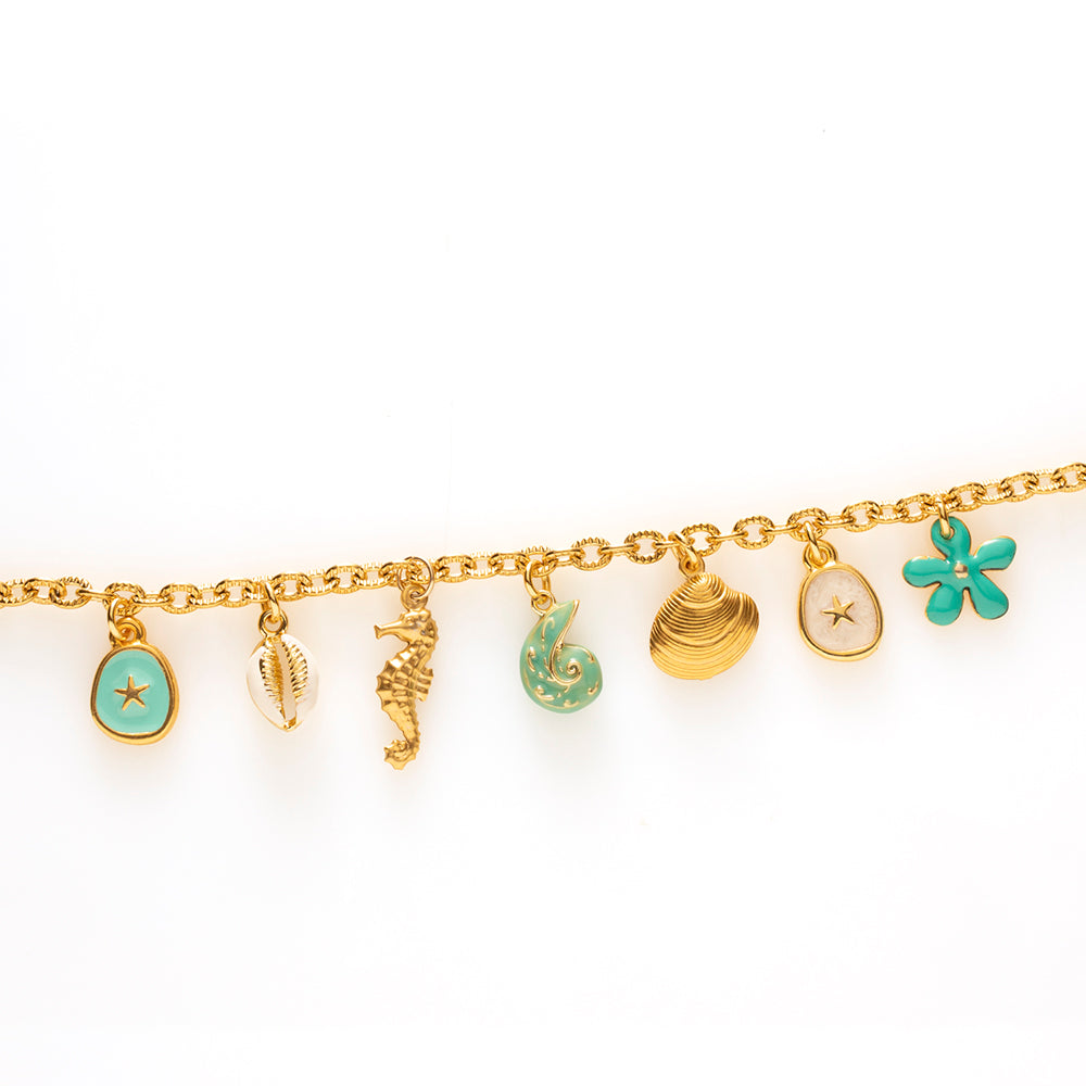 Een verzameling kleine schatten, geïnspireerd door tropische eilanden en verborgen strandjes. Island Treasure combineert speelse bedels met een elegante uitstraling, waardoor de armband zowel opvallend als tijdloos is. Perfect voor liefhebbers van unieke sieraden met een zomerse twist.