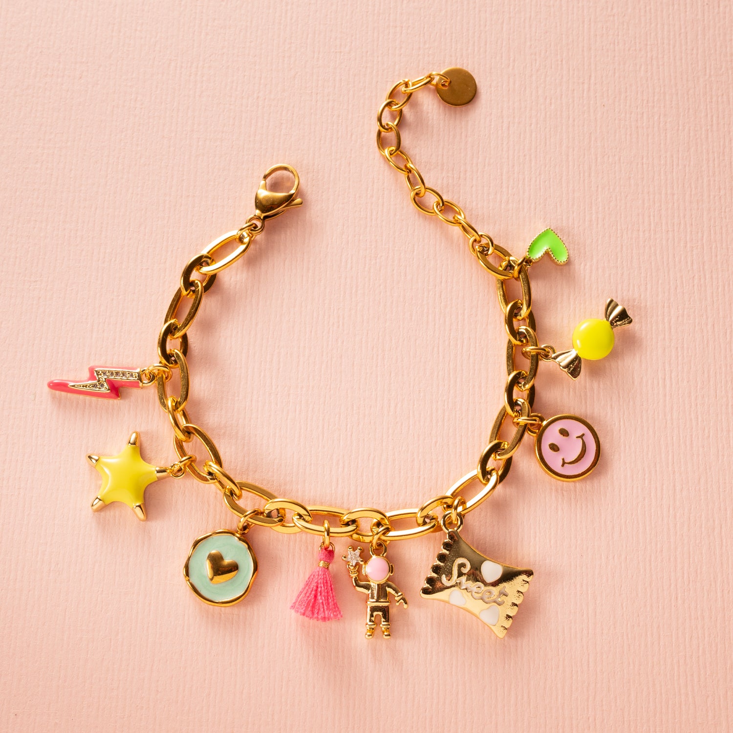 Sweet Space is een bedelarmband die je meeneemt op een zoete ruimtereis vol fun en kleur. Deze vrolijke armband is versierd met speelse bedels die jouw eigen mini-universum vormen: een bliksem voor power, een ster die staat voor dromen, een hartje vol liefde, een schattig astronautje, een snoepzak vol zoetigheid, een lachende smiley, een snoepje én nog een hartje om het geheel af te maken.