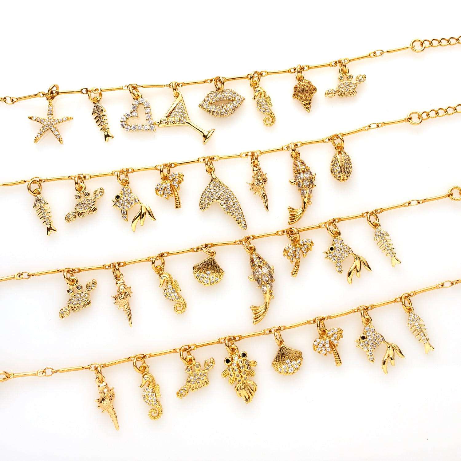 Laat de zomer maar komen met Tropical Flirt! Deze goudkleurige bedelarmband is een speelse mix van lipjes, een cocktail, ijsje, hartje, zeester en zeediertjes zoals een krab en zeepaardje. Vrolijk, flirty en afgewerkt met fonkelende zirkonia steentjes — dé ultieme armband voor zonnige dagen en zwoele avonden.