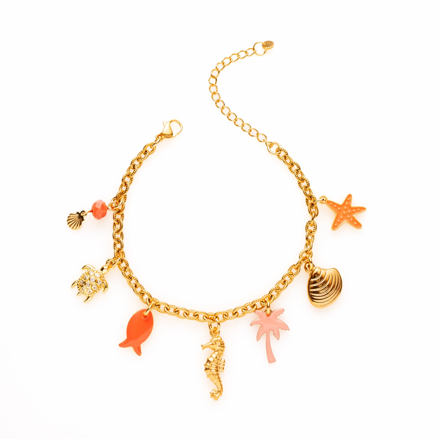 Laat je meevoeren naar zonnige stranden en zwoele zomeravonden met de Seaside Glow bedelarmband. Deze opvallende armband is versierd met speelse bedels in goud- en koraaltinten, waaronder een schelpje, schildpad, visje, zeepaardje, palmboom, schelp en zeester. Elk bedeltje vertelt zijn eigen verhaal en samen vormen ze een charmant eerbetoon aan de zee.