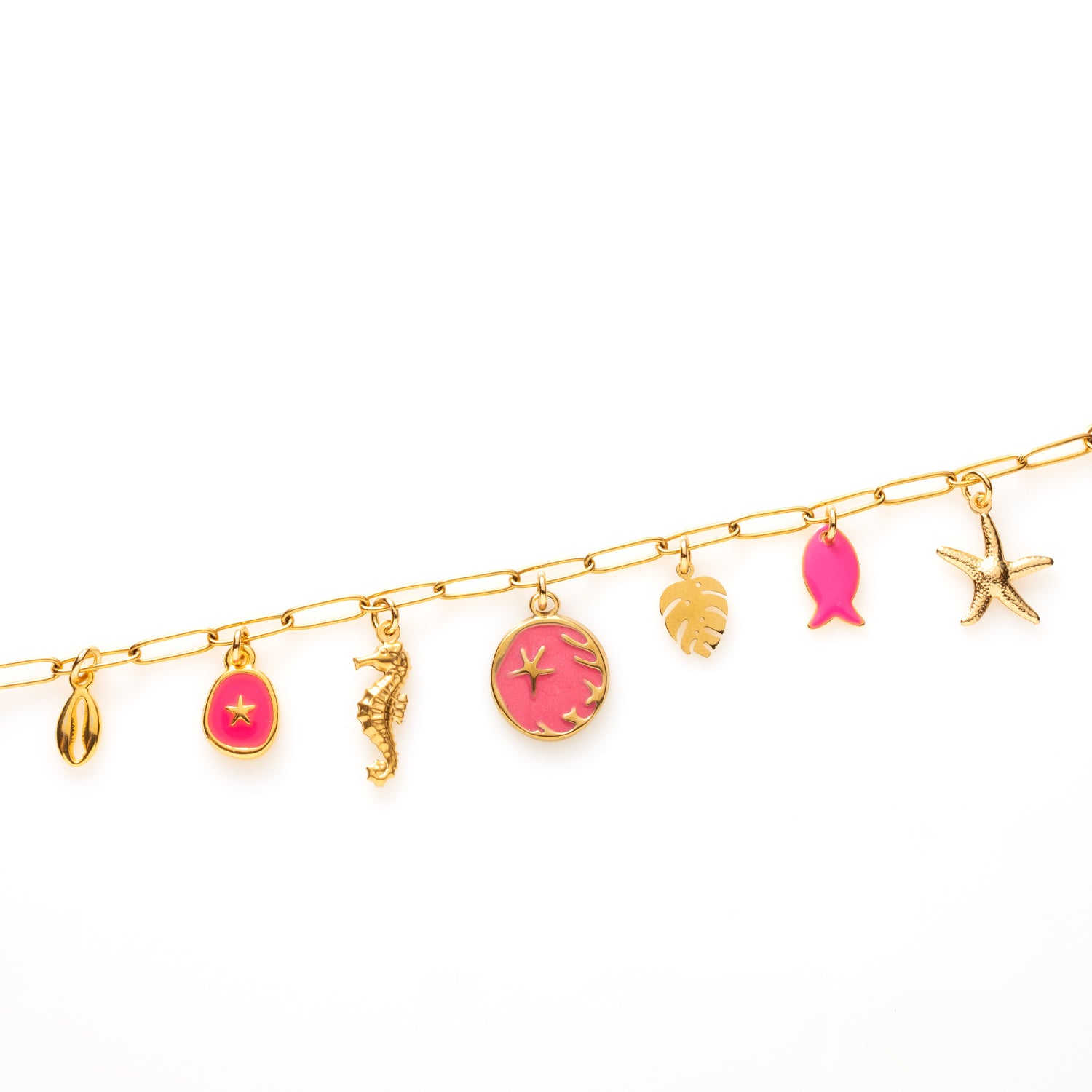 Stap in een tropisch paradijs met Pink Lagoon. Deze bedelarmband met opvallende fuchsia tinten vangt de warmte van een gouden zonsondergang boven zee. De zomerse bedels – waaronder een visje, zeester, palmblad en schelp – zorgen voor een speelse twist met een elegante touch.