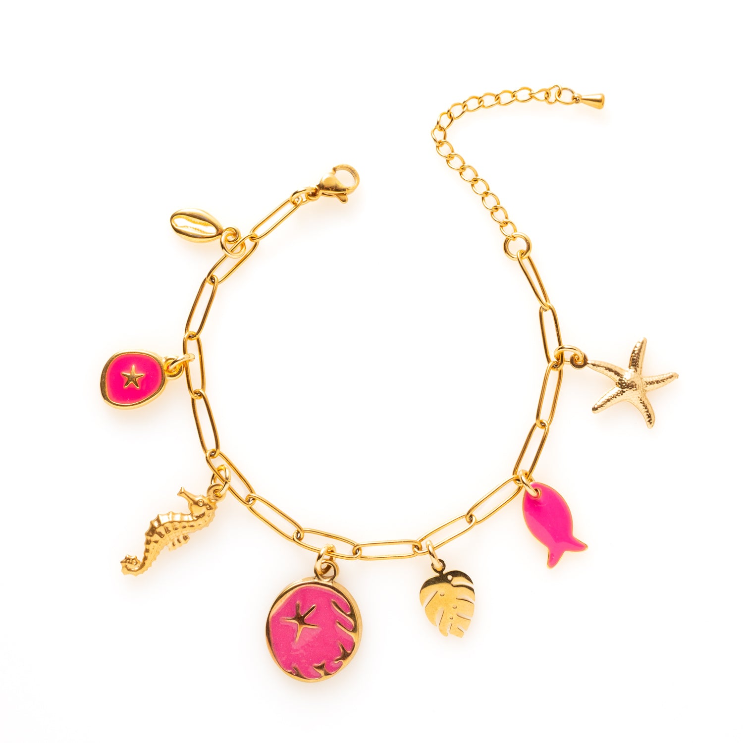 Stap in een tropisch paradijs met Pink Lagoon. Deze bedelarmband met opvallende fuchsia tinten vangt de warmte van een gouden zonsondergang boven zee. De zomerse bedels – waaronder een visje, zeester, palmblad en schelp – zorgen voor een speelse twist met een elegante touch.
