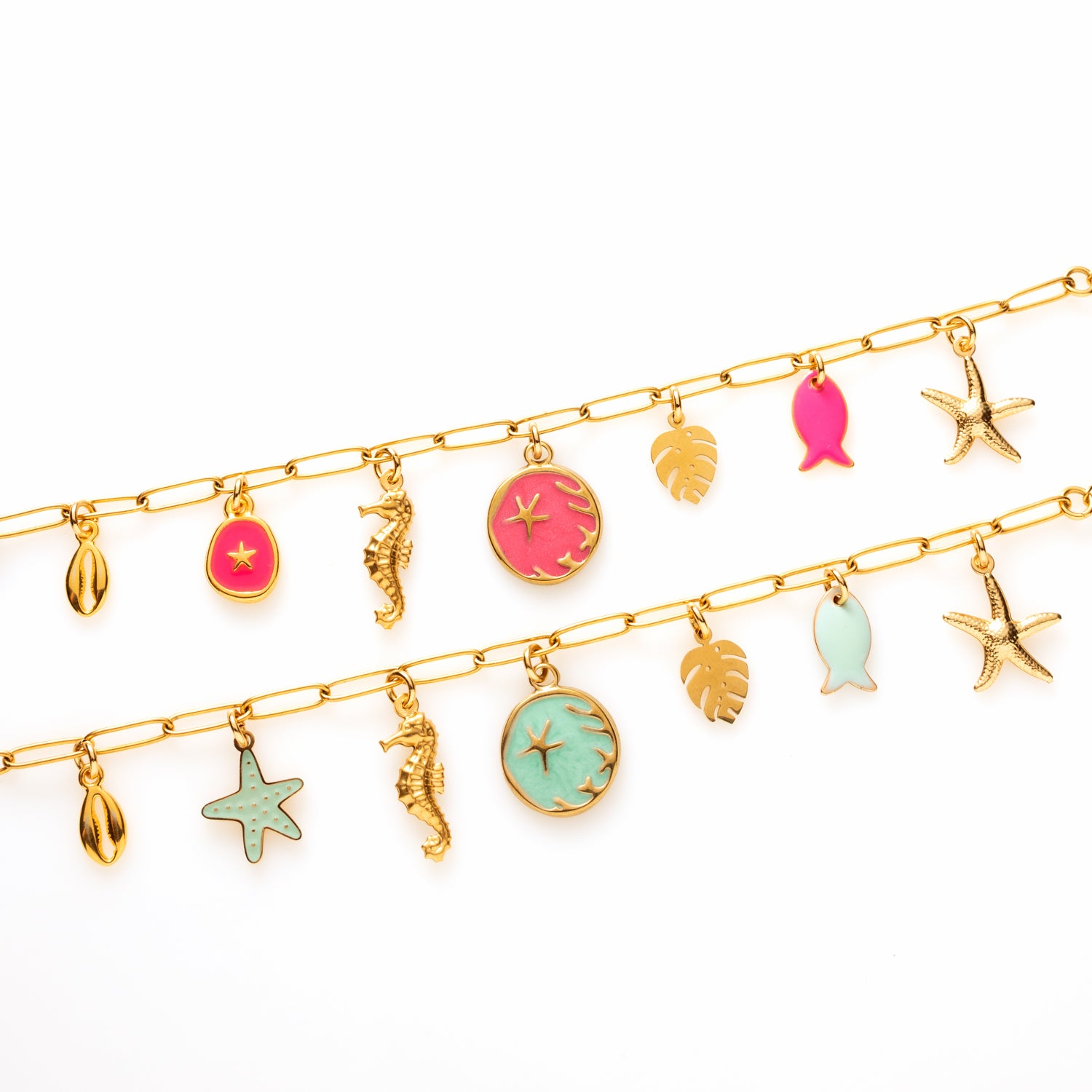 Laat je meevoeren door de magie van de oceaan met Sea Sparkle. Deze sprankelende bedelarmband in turquoise tinten is een ode aan het zomerse zeeleven. Met speelse gouden en turquoise bedels zoals een zeepaardje, visje, palmblad, schelpje en zeester straalt deze armband pure beach vibes uit.