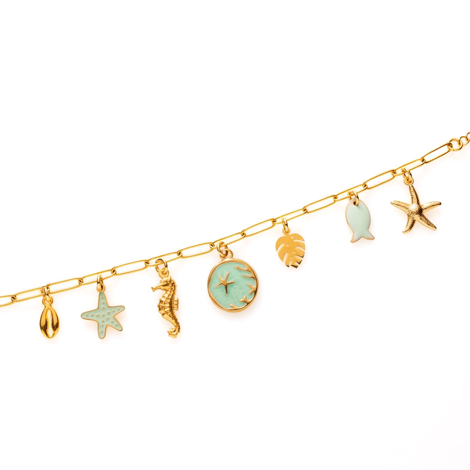 Laat je meevoeren door de magie van de oceaan met Sea Sparkle. Deze sprankelende bedelarmband in turquoise tinten is een ode aan het zomerse zeeleven. Met speelse gouden en turquoise bedels zoals een zeepaardje, visje, palmblad, schelpje en zeester straalt deze armband pure beach vibes uit.