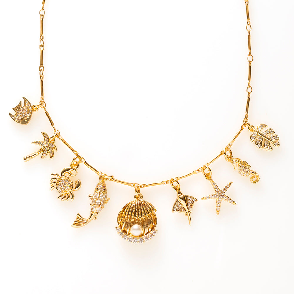 Laat je meevoeren door de magie van de zee met Golden Tide. Deze elegante gouden bedelketting is versierd met een speelse mix van zomerse bedels, zoals schelpen, zeesterren, visjes en andere oceaanfavorieten. De fonkelende zirkonia steentjes zorgen voor een subtiele sparkle, terwijl de verfijnde details de ketting een luxe uitstraling geven.
Perfect om solo te dragen of te combineren met je favoriete sieraden. Een stijlvolle eyecatcher die iedere zomerse outfit compleet maakt en je het hele jaar door laat