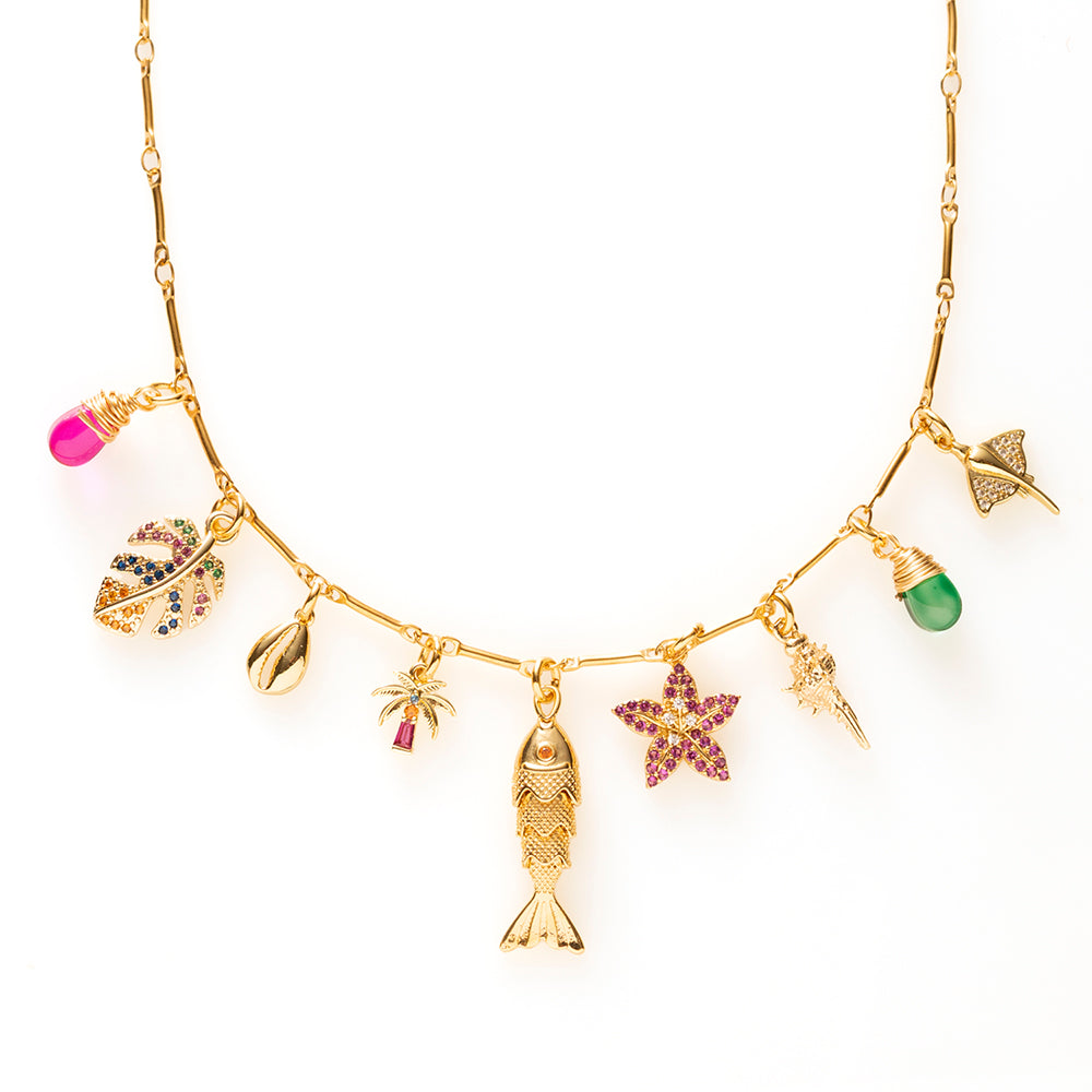 Coastal Dream neemt je mee naar zonovergoten stranden en een azuurblauwe zee. Deze elegante gouden bedelketting is rijk gevuld met zomerse bedels, waaronder een palmboom, palmblad, visje, zeester, schelp en een sierlijke rog. De fuchsia en groene glasbedels geven de ketting een frisse, kleurrijke uitstraling, terwijl de fonkelende zirkonia steentjes zorgen voor een luxe sparkle.
Een unieke eyecatcher die speels en elegant perfect combineert. Draag Coastal Dream als herinnering aan lange zomerdagen, een ont