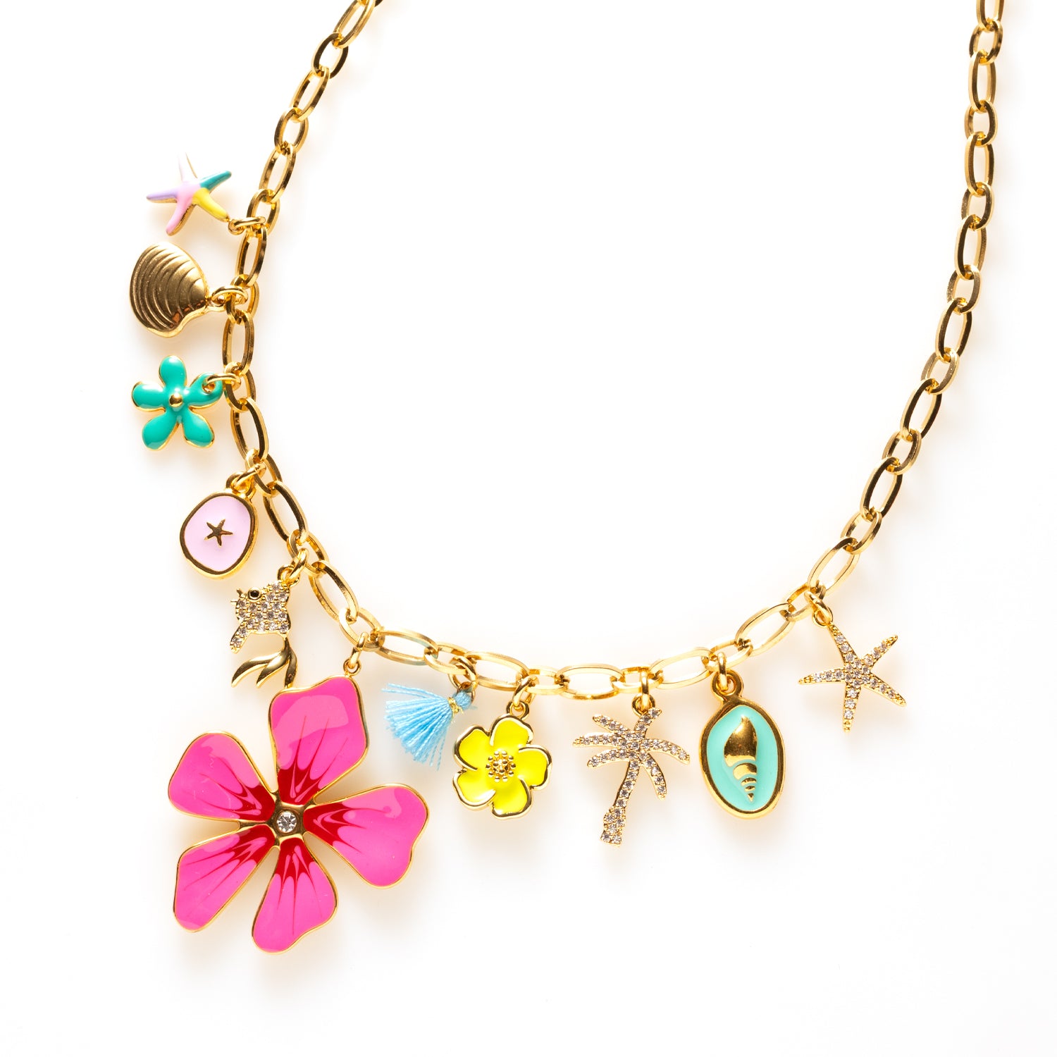 Deze bedelketting heeft een grote, gedurfde bloem in het midden, omringd door tropische bedels zoals een schelp, zeester, palmboom en vis. De kleurrijke elementen stralen een zonnige uitstraling uit, waardoor deze ketting het perfecte accessoire is om een vleugje tropisch paradijs naar je stijl te brengen.