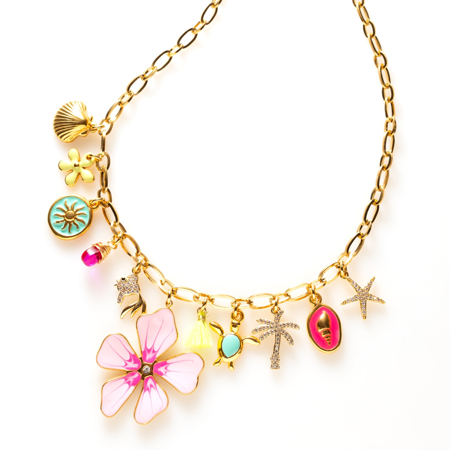 Deze bedelketting straalt de tropische zon uit met een grote bloem in het midden, omringd door bedels van schelpen, zeester, vis, palmboom, schildpad en de stralende zon. Het kleurrijke ontwerp roept het gevoel op van zonnige dagen aan het strand en brengt een levendige, zomerse sfeer naar elke outfit.