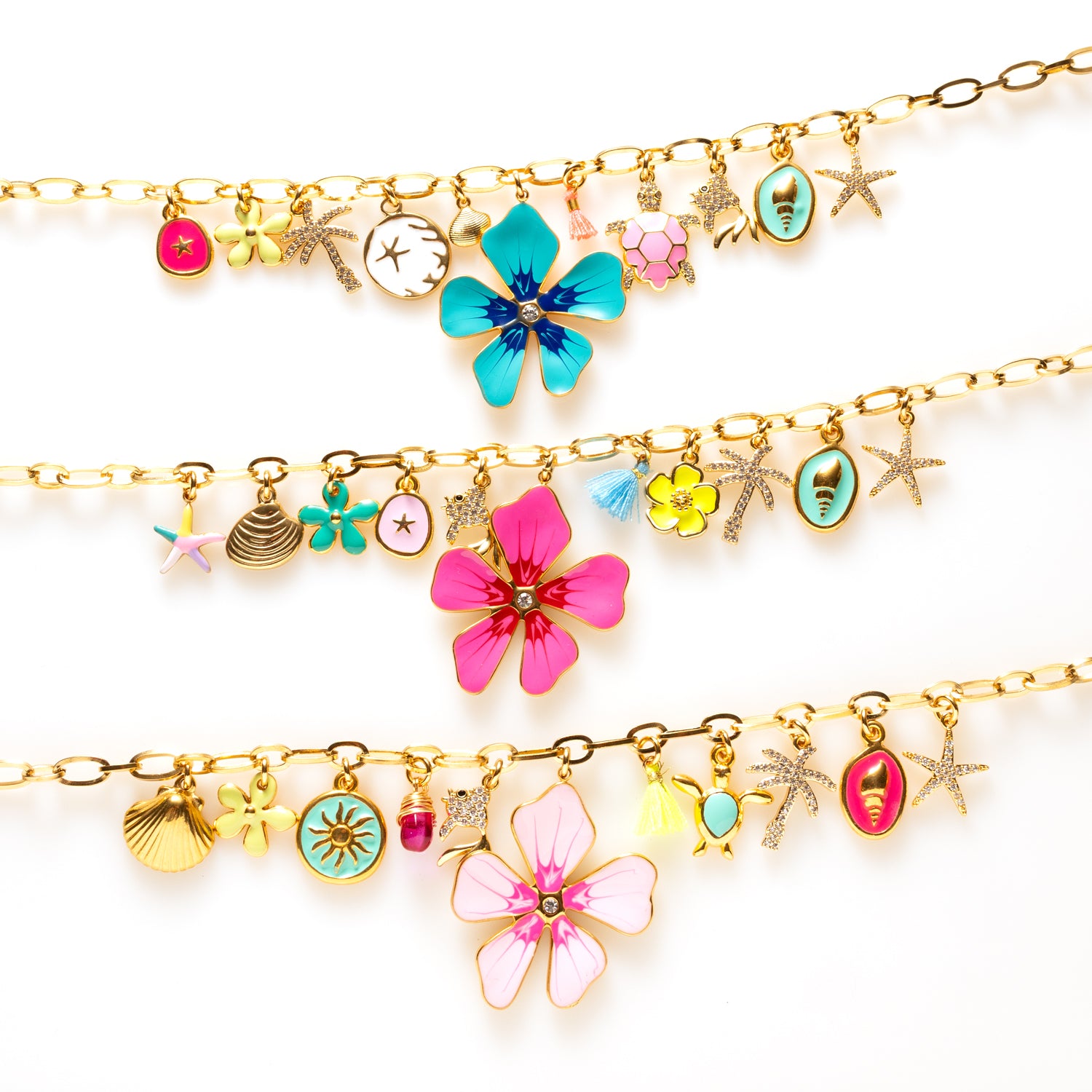 Deze bedelketting heeft een grote, gedurfde bloem in het midden, omringd door tropische bedels zoals een schelp, zeester, palmboom en vis. De kleurrijke elementen geven een zonnige uitstraling, waardoor deze ketting het perfecte accessoire is om een vleugje tropisch paradijs naar je stijl te brengen.