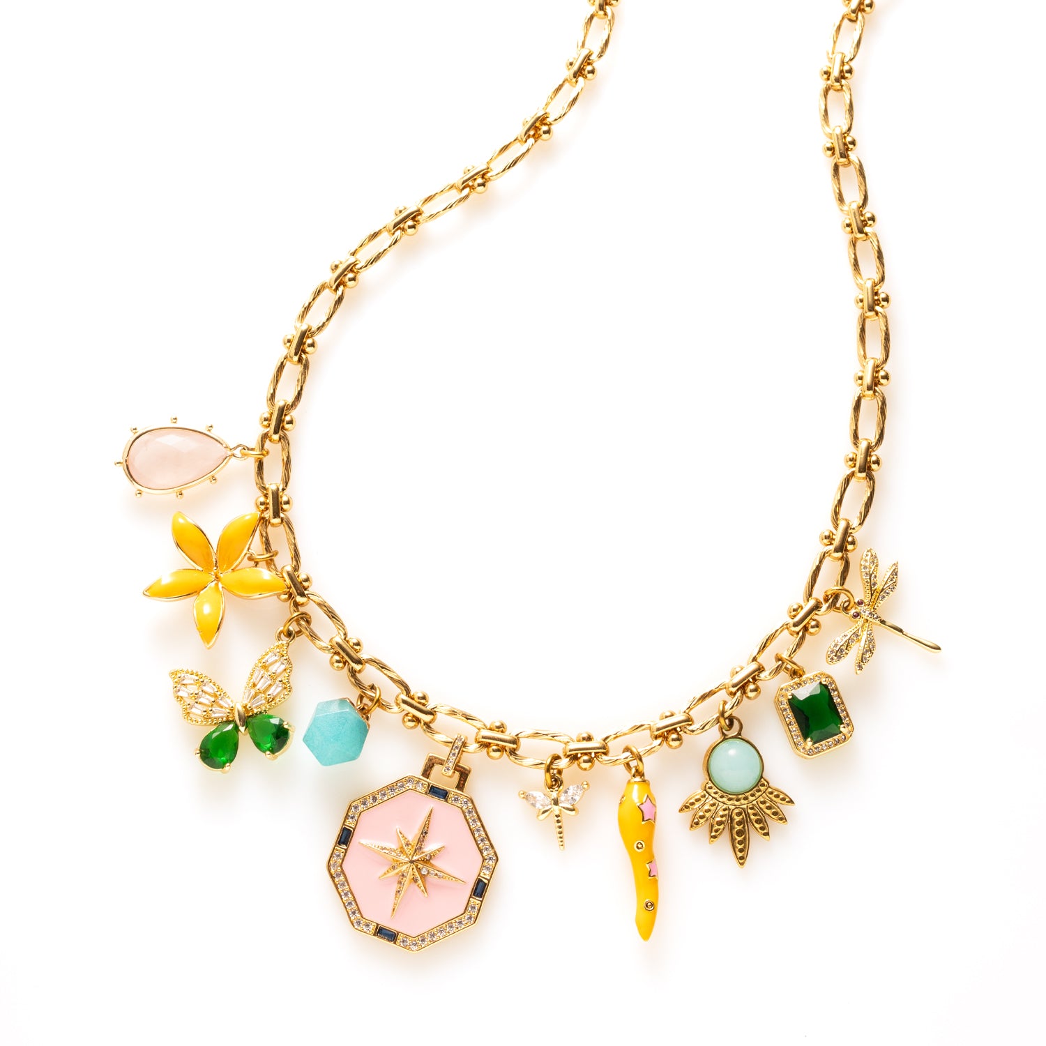 Laat je meevoeren naar een speelse, betoverende tuin vol charme en karakter. Deze funky bedelketting combineert natuursteen, bloemen, een vlinder, libelle en een peperbedel tot een uniek geheel. De groene crystalglas details zorgen voor een frisse sparkle, terwijl de hexagon bedel een moderne twist toevoegt. Een echte blikvanger voor wie durft te bloeien in haar eigen stijl.