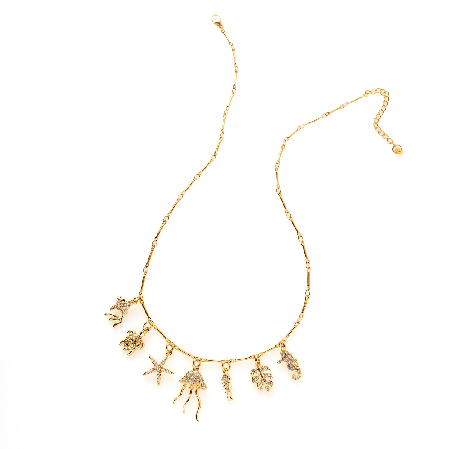 Laat je verleiden door de fonkeling van de zee.
Deze elegante gouden bedelketting is een ode aan zon, zee en zomerse charme. Met schitterende zirkonia bedels in de vorm van schelpjes, visjes, zeesterren, en alles wat er in de zee te vinden is, vangt deze ketting de magie van de oceaan in elke beweging.
Een stijlvolle eyecatcher die moeiteloos aansluit bij de trends van nu, en jouw look direct een sprankelende, zomerse upgrade geeft.